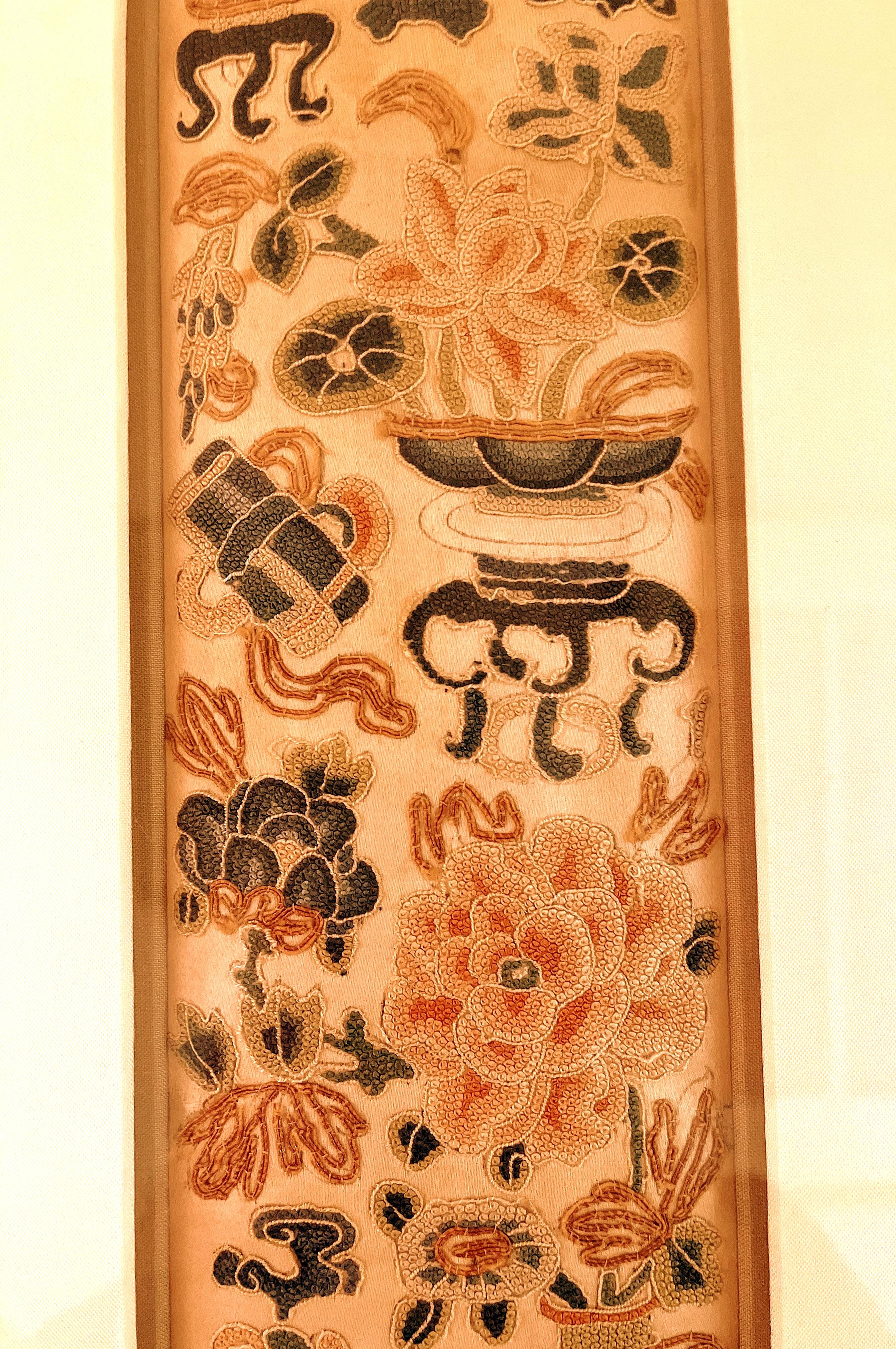 Chinois broderie asiatique de motifs floraux et de vases en vente