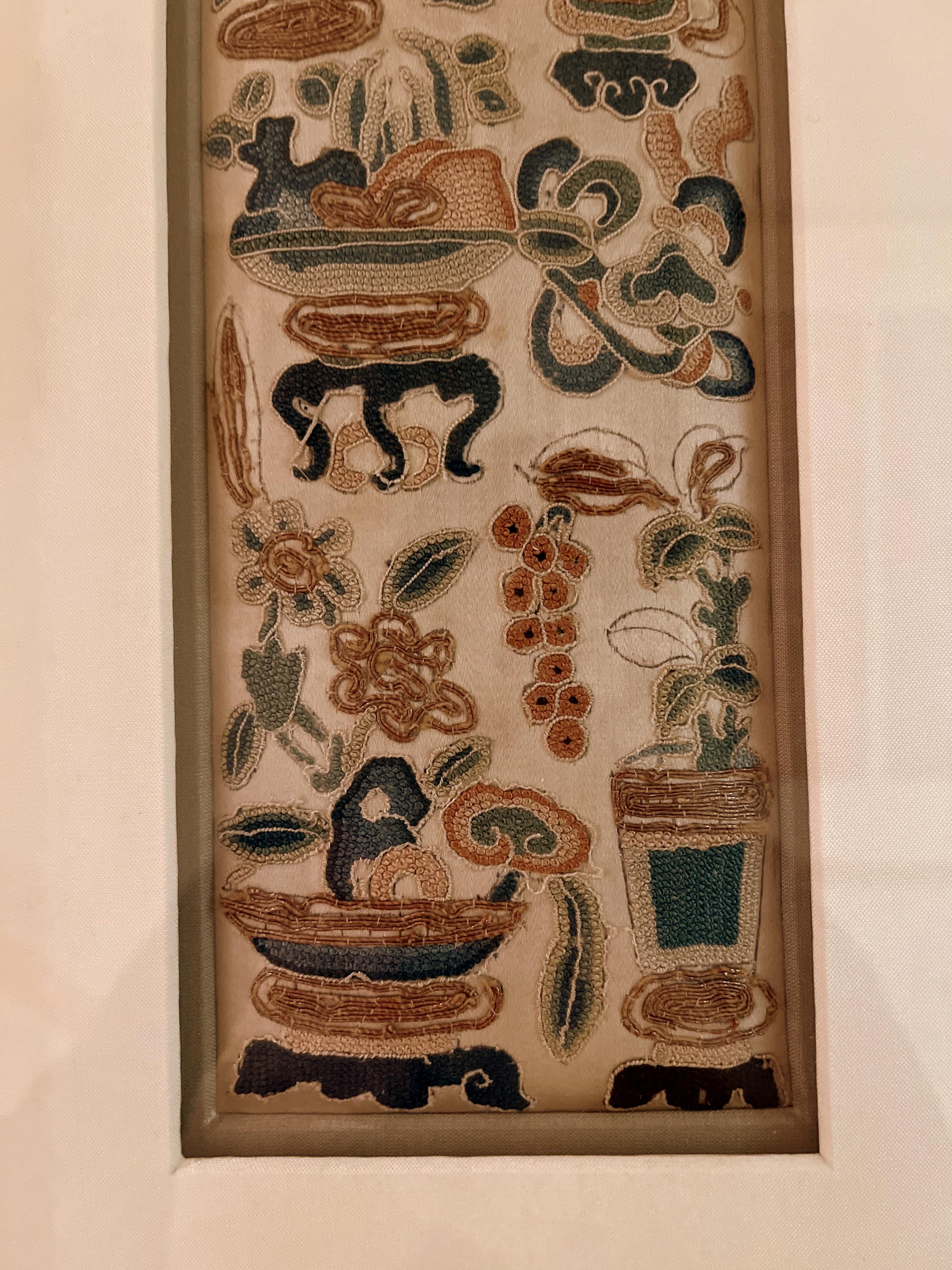 Asiatische Seidenstickerei mit Blumen- und Vasenmotiv aus Asien (19. Jahrhundert) im Angebot