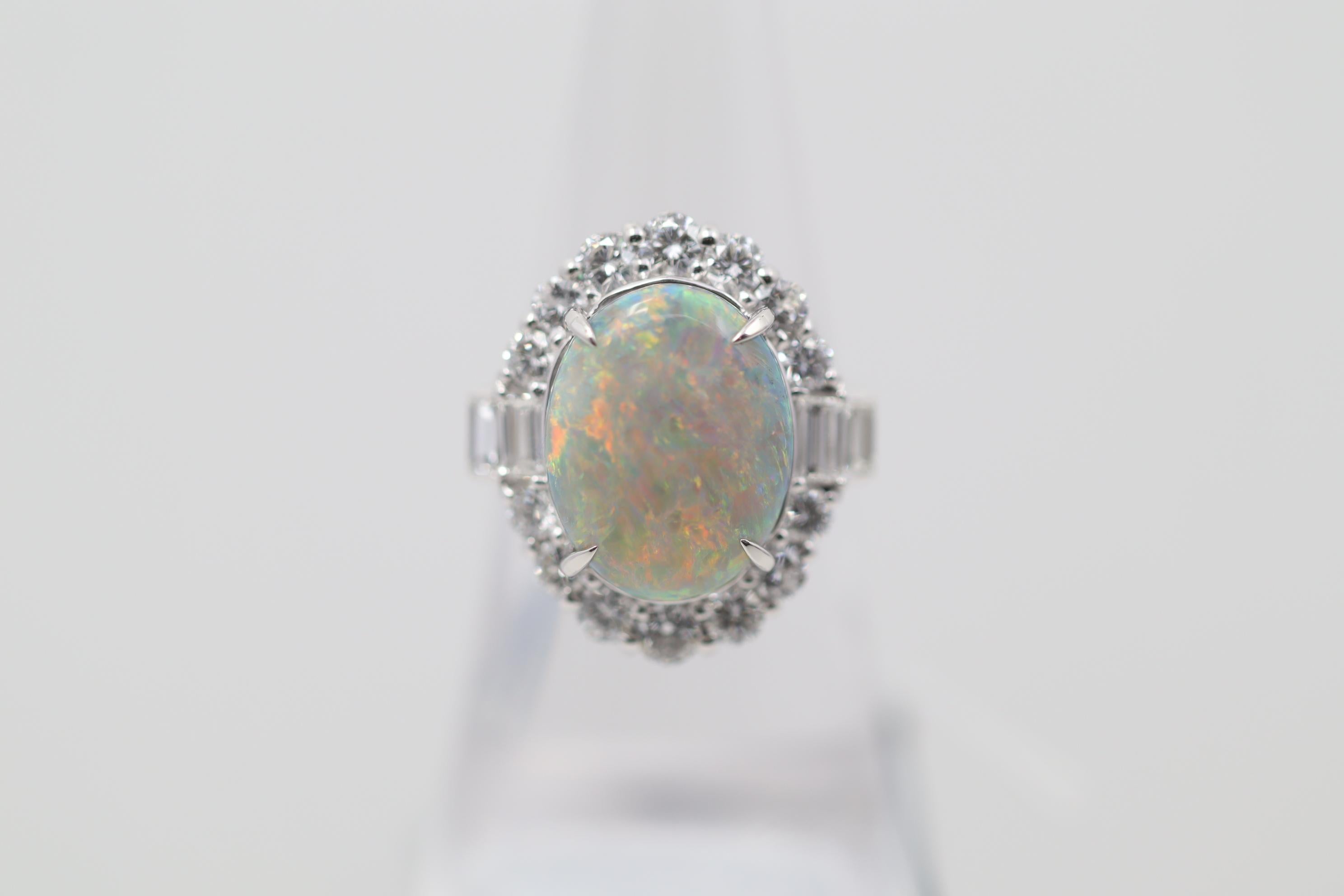 Une exceptionnelle opale noire naturelle provenant de la célèbre région minière de Lightning Ridge, en Australie. L'opale pèse un poids substantiel de 7,38 carats et présente un excellent jeu de couleurs. De l'ensemble de l'opale se trouvent des