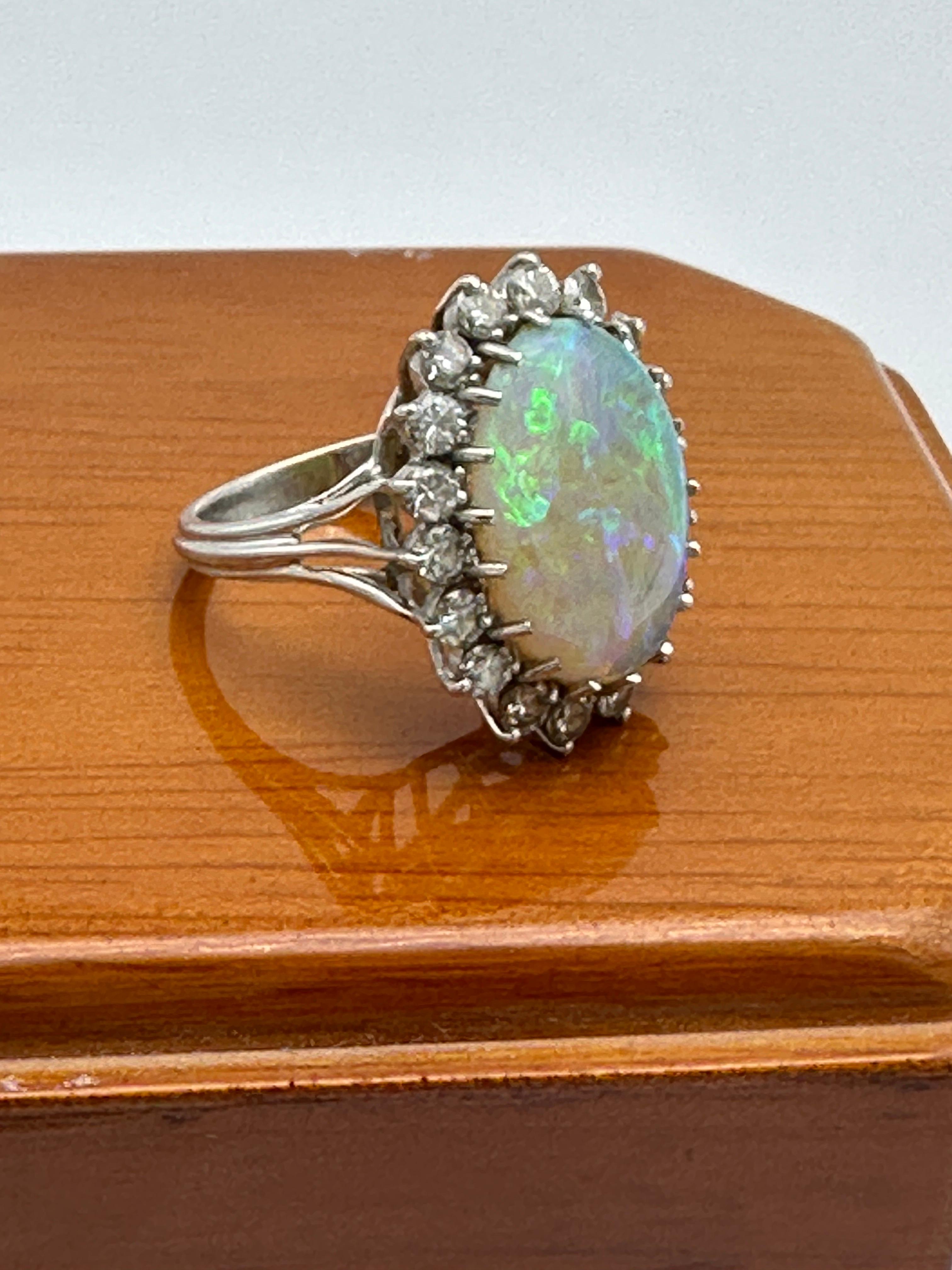 Cabochon Opale austriaco pregiato con diamante aureolato da 1,88 carati in vendita