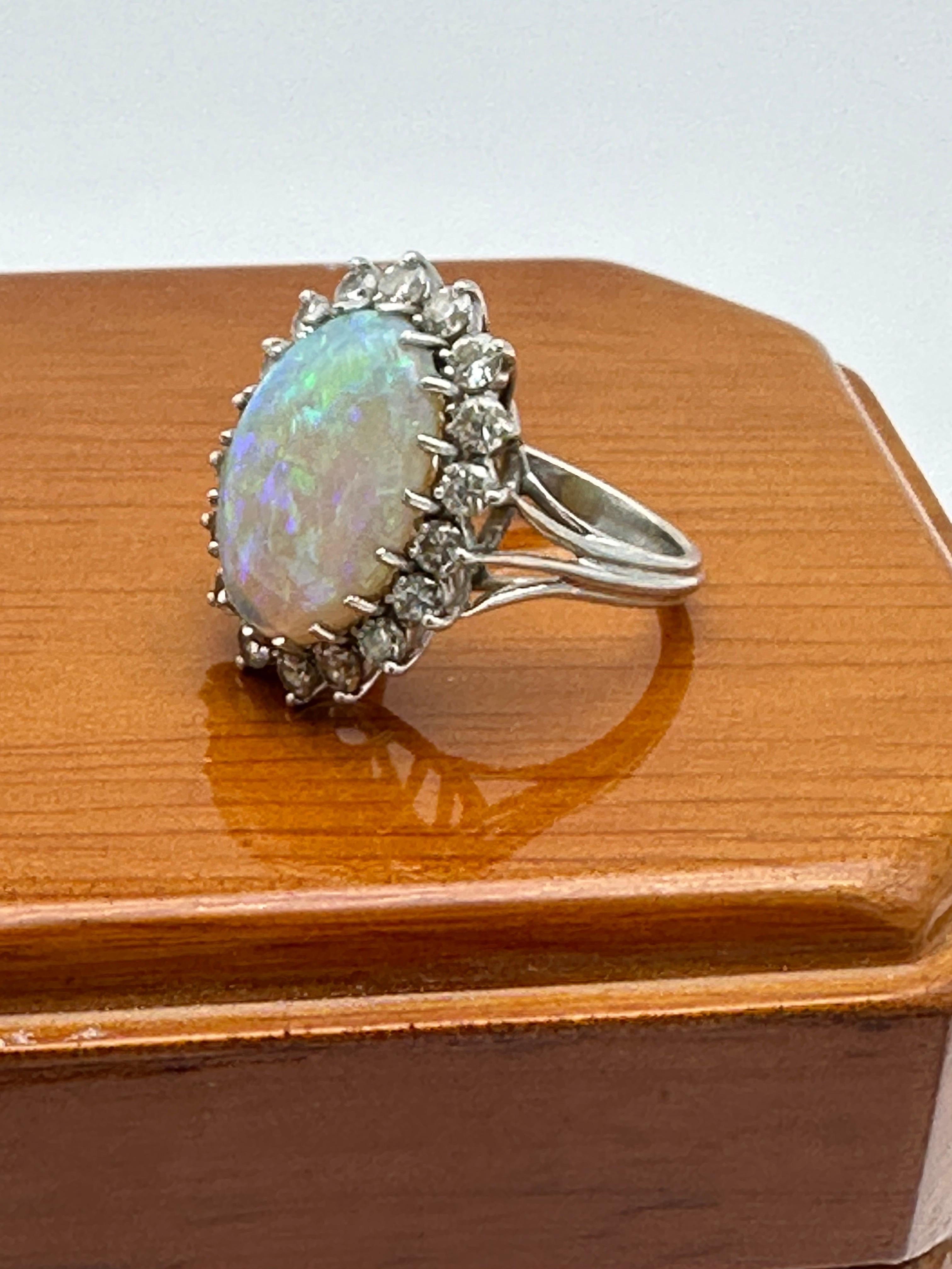 Opale austriaco pregiato con diamante aureolato da 1,88 carati in vendita 1