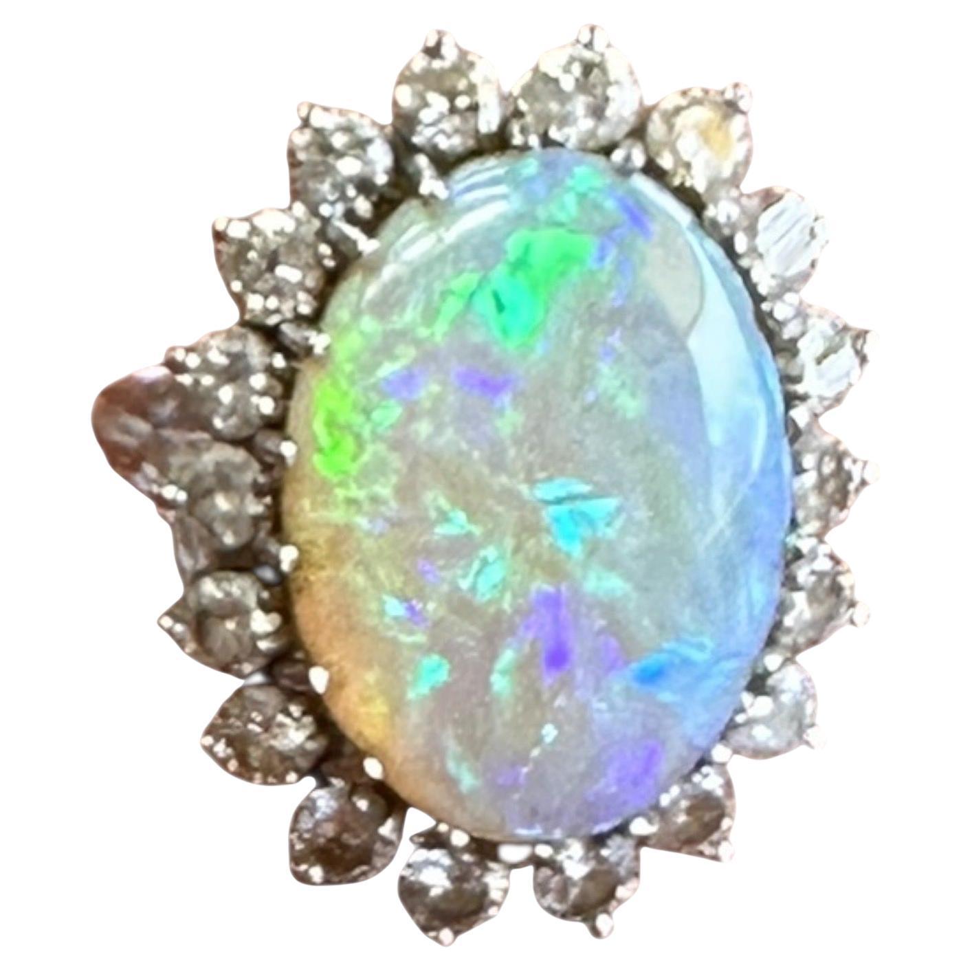 Opale austriaco pregiato con diamante aureolato da 1,88 carati in vendita