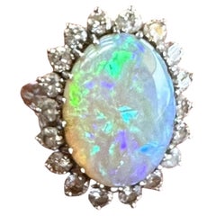 Opale austriaco pregiato con diamante aureolato da 1,88 carati