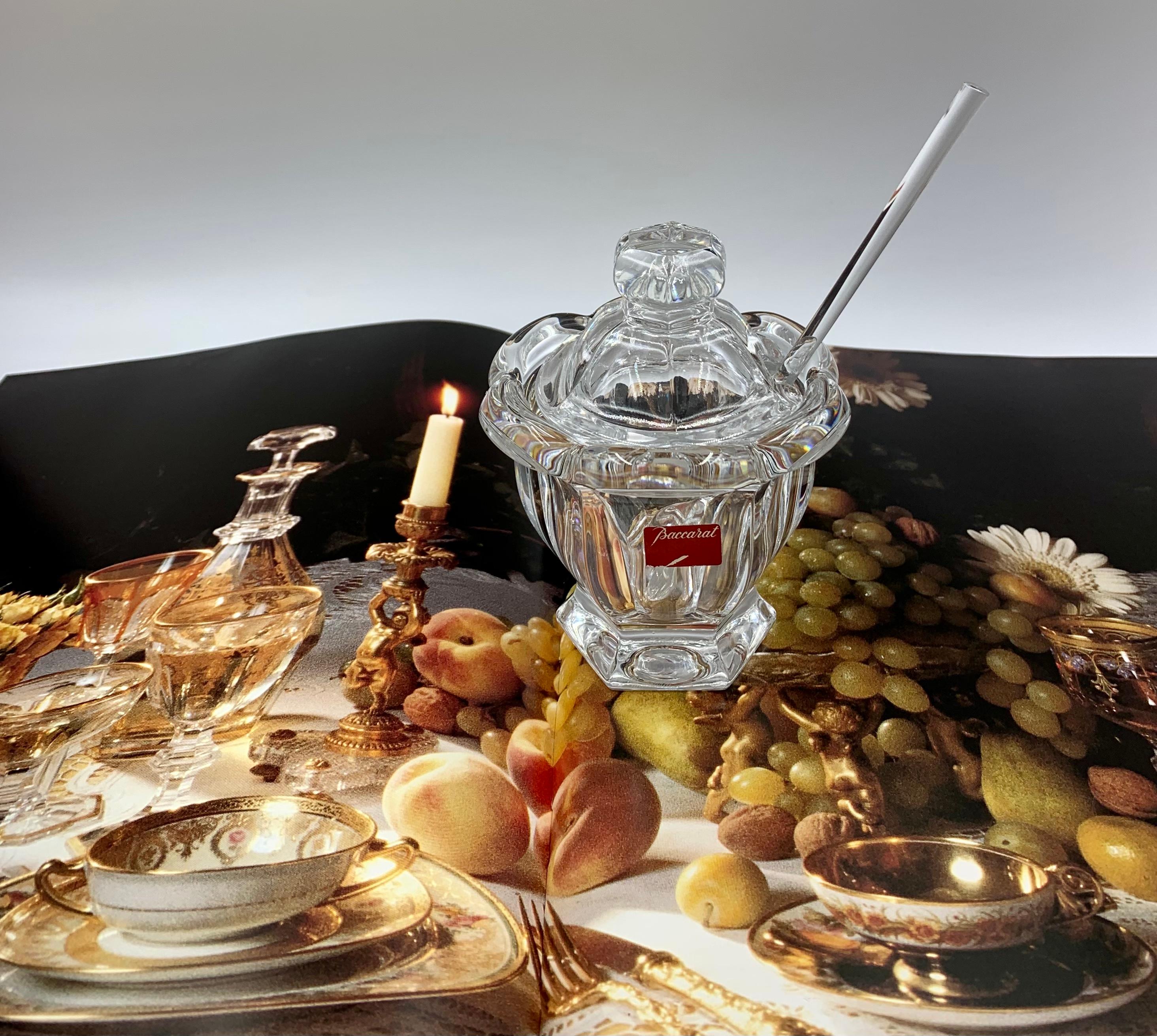 Dieses wunderschöne, luxuriöse Baccarat Harcourt Servierstück ist ein perfektes Geschenk und eine elegante Ergänzung für jeden Esstisch. Es ist ein ideales Gefäß für Kaviar bei einem intimen Abendessen, wunderbar für Marmelade oder Honig und eine