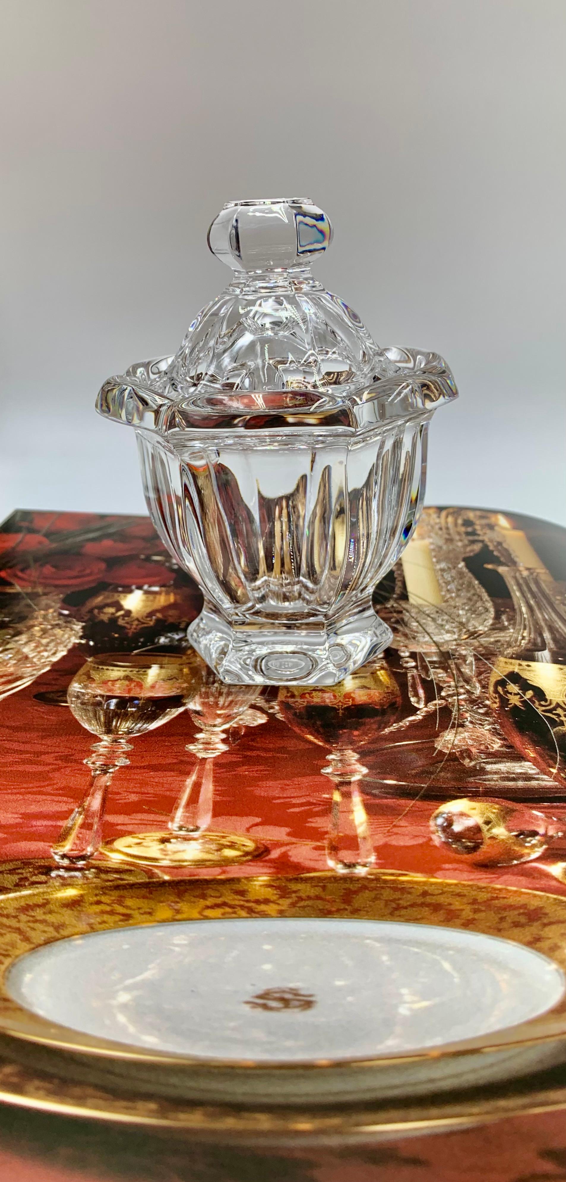 Dieses wunderschöne, luxuriöse Baccarat Harcourt Servierstück ist ein perfektes Geschenk und eine elegante Ergänzung für jeden Esstisch. Es ist ein ideales Gefäß für Kaviar bei einem intimen Abendessen, wunderbar für Marmelade oder Honig und eine
