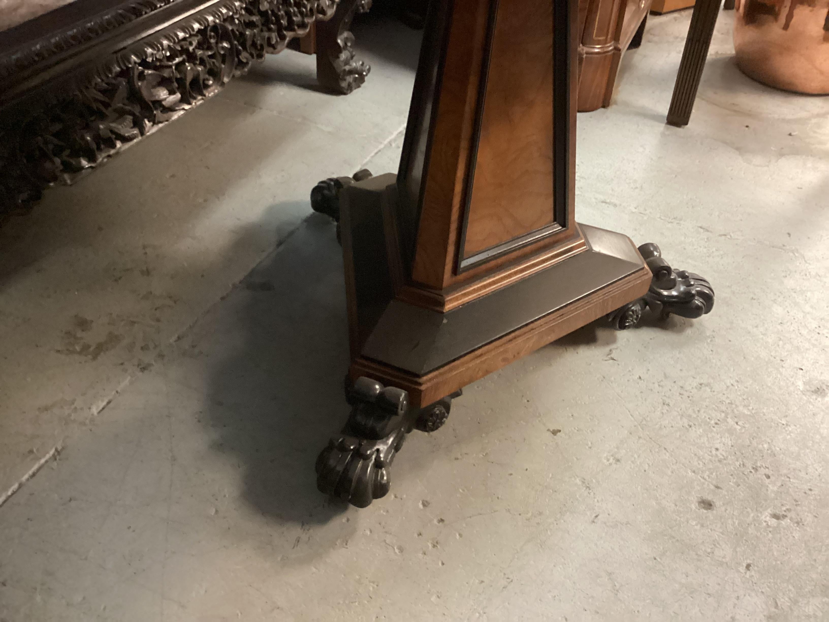 Table centrale de style Regency en frêne ronce et bois ébonisé Fine Baker en vente 10