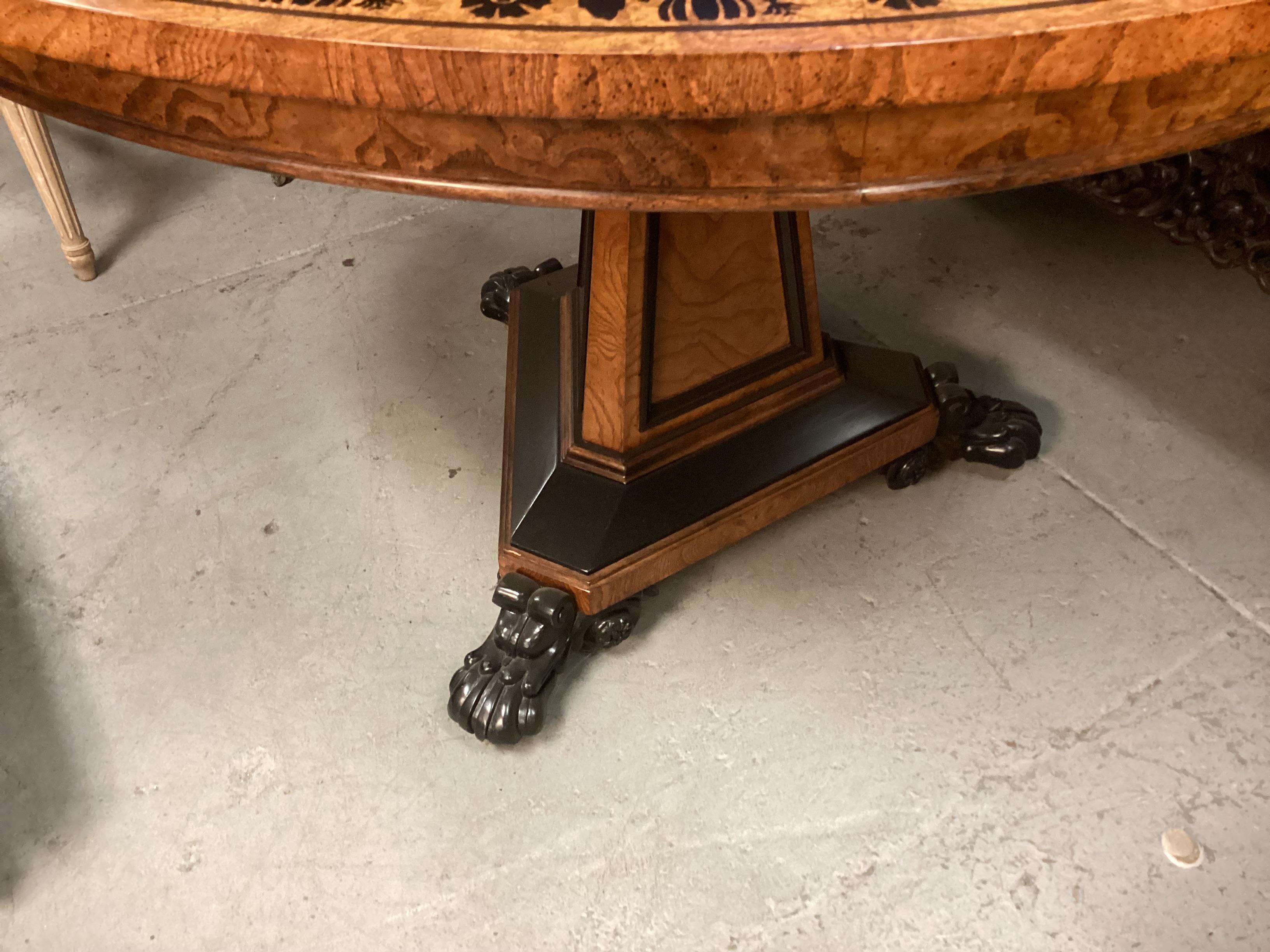 Table centrale de style Regency en frêne ronce et bois ébonisé Fine Baker en vente 11