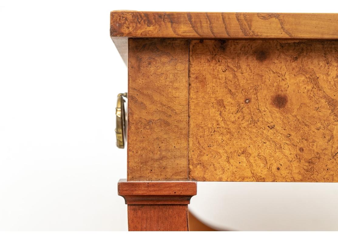 Meubles Baker - Table à écrire de style Regency en ronce de noyer en vente 5