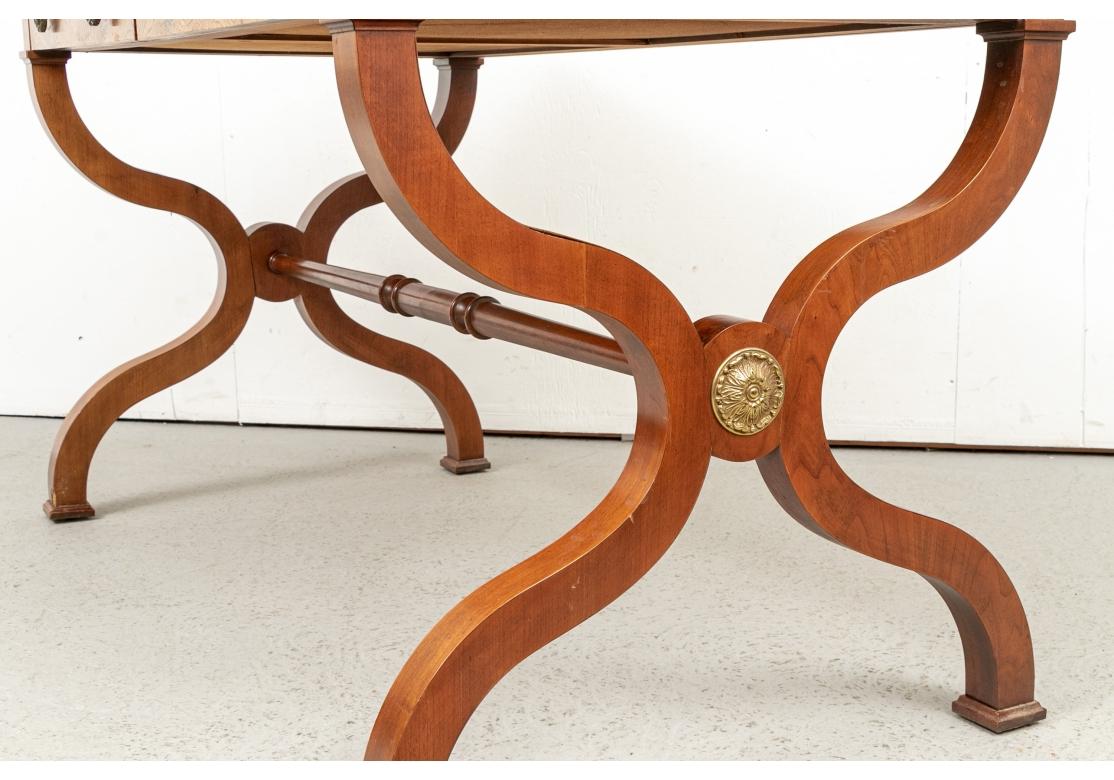 Meubles Baker - Table à écrire de style Regency en ronce de noyer en vente 6