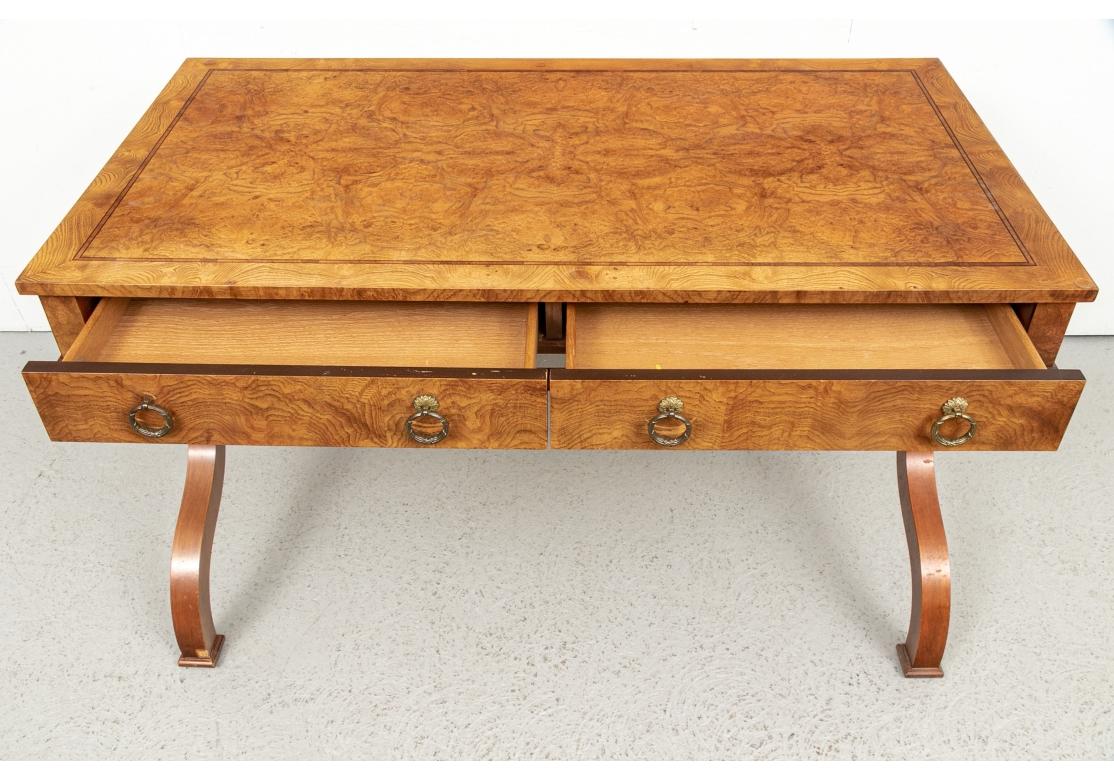 Meubles Baker - Table à écrire de style Regency en ronce de noyer en vente 9