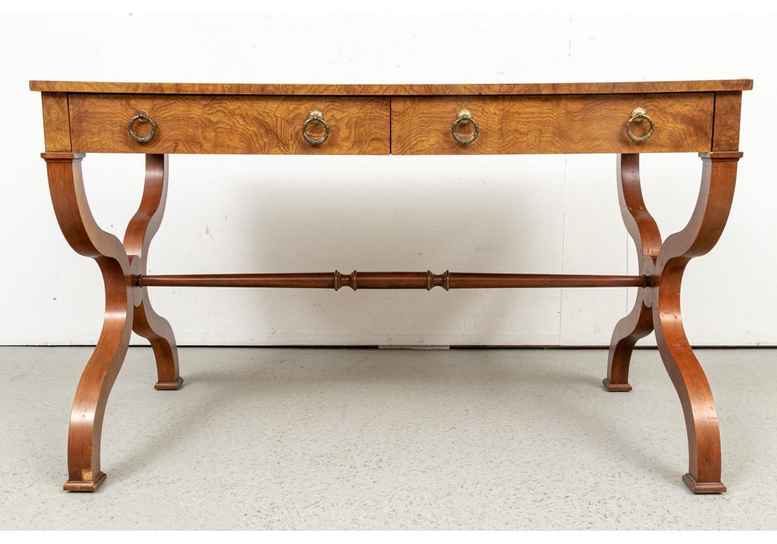 C. 1980’s. Table à écrire Vintage By avec un beau choix de bois de ronce de noyer. Pouvant également servir de console, cette table à écrire comporte deux tiroirs, un plateau incrusté de lignes, des poignées en forme de couronne et des supports très