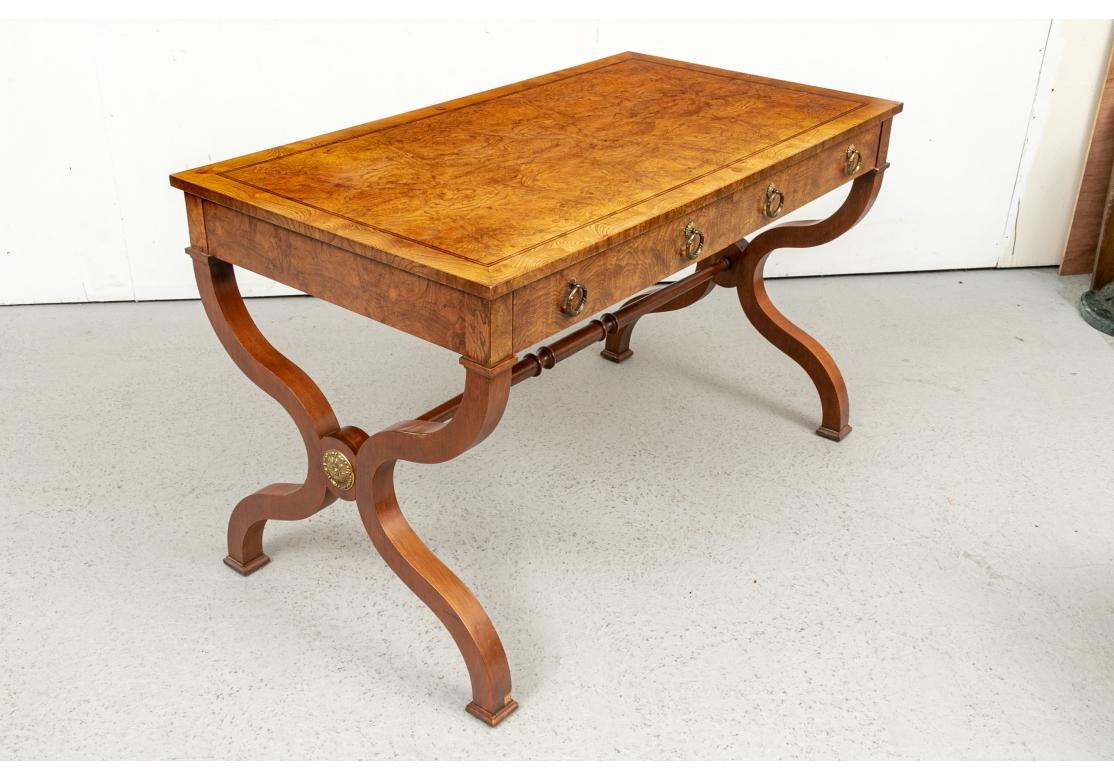 Meubles Baker - Table à écrire de style Regency en ronce de noyer Abîmé - En vente à Bridgeport, CT