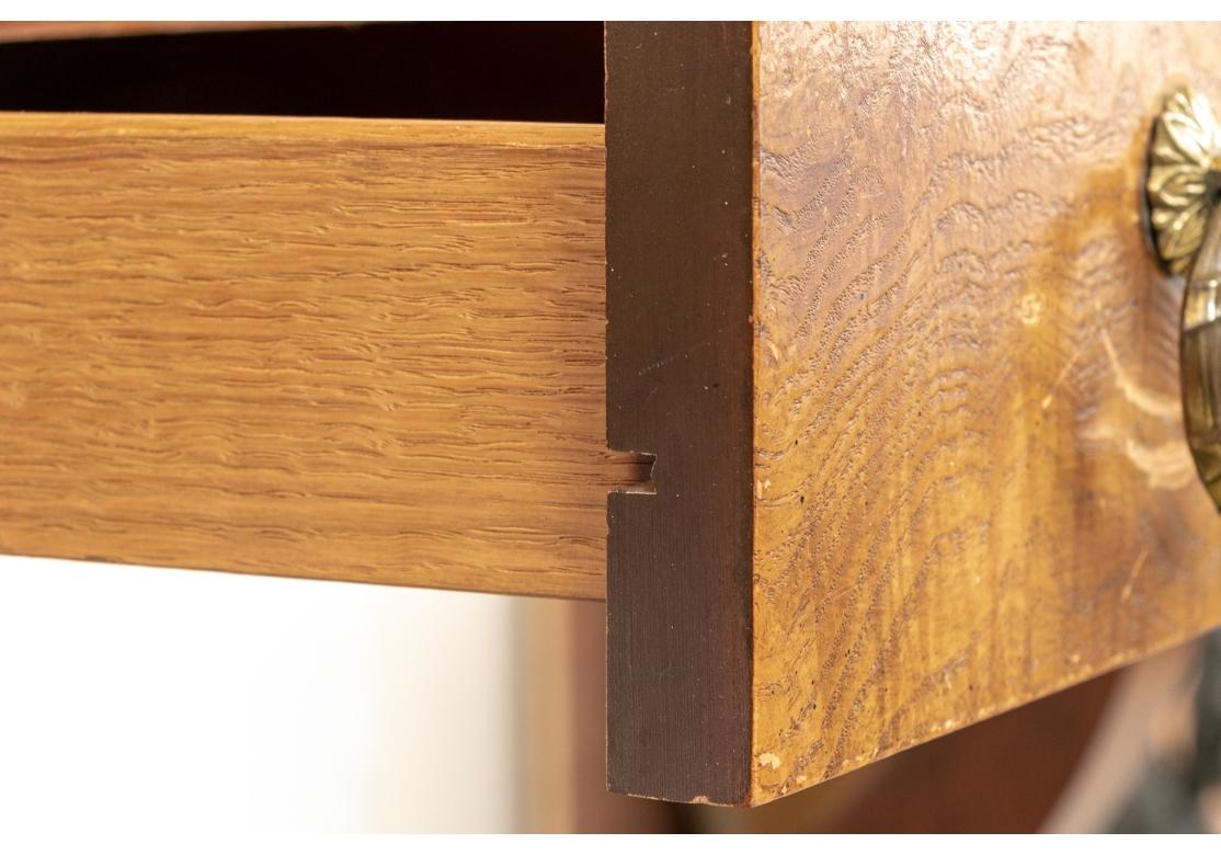 20ième siècle Meubles Baker - Table à écrire de style Regency en ronce de noyer en vente