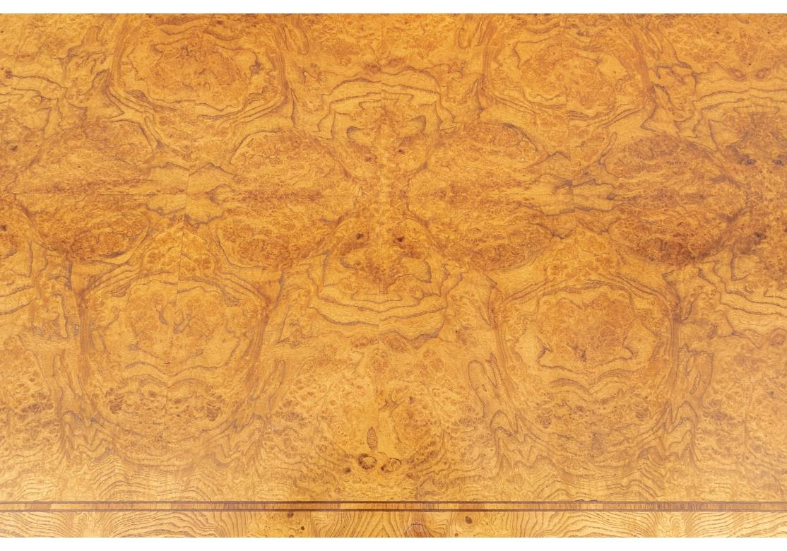 Meubles Baker - Table à écrire de style Regency en ronce de noyer en vente 2