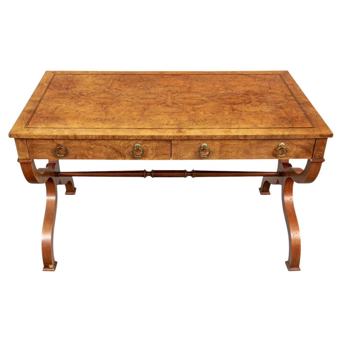 Mesa de escritorio estilo Regencia en nogal burl de Baker Furniture
