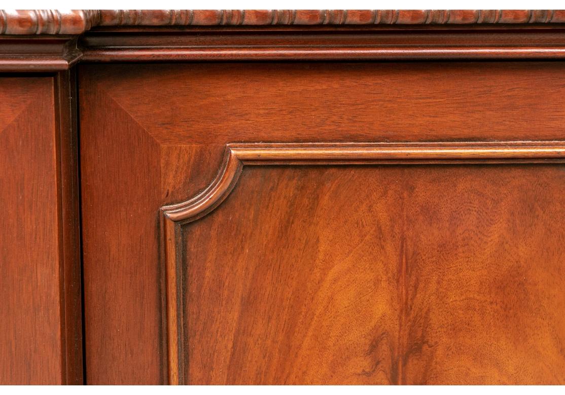 Fine Baker Historic Charleston Reproduction Adaptation Mahogany Breakfront (Façade en acajou)  en vente 11