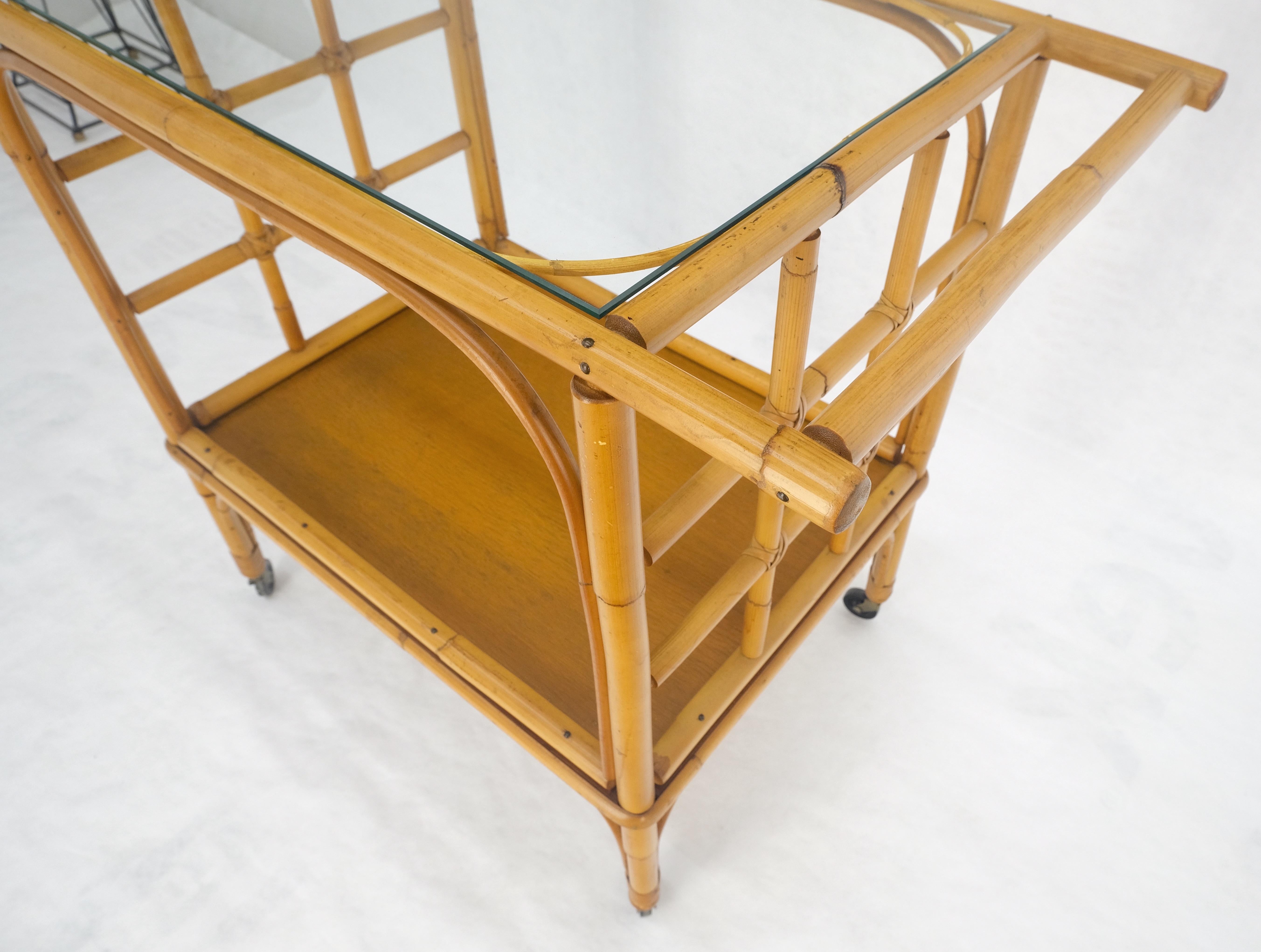 Fine Bamboo c1970s 2 Tier glass Top Serving Bar Cart on Wheels Mid Century MINT! en vente 4