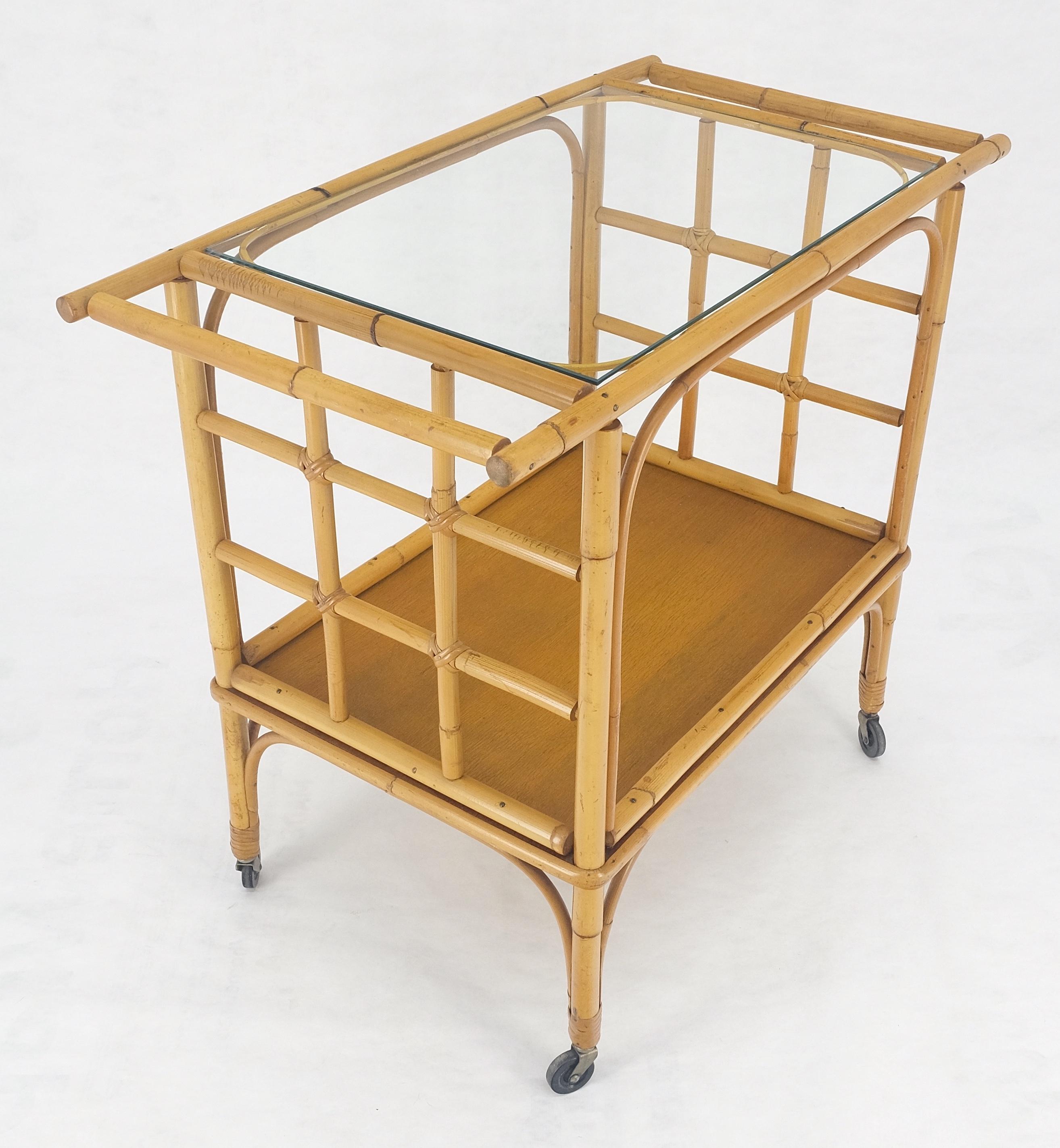 Fine Bamboo c1970s 2 Tier glass Top Serving Bar Cart on Wheels Mid Century MINT! en vente 10