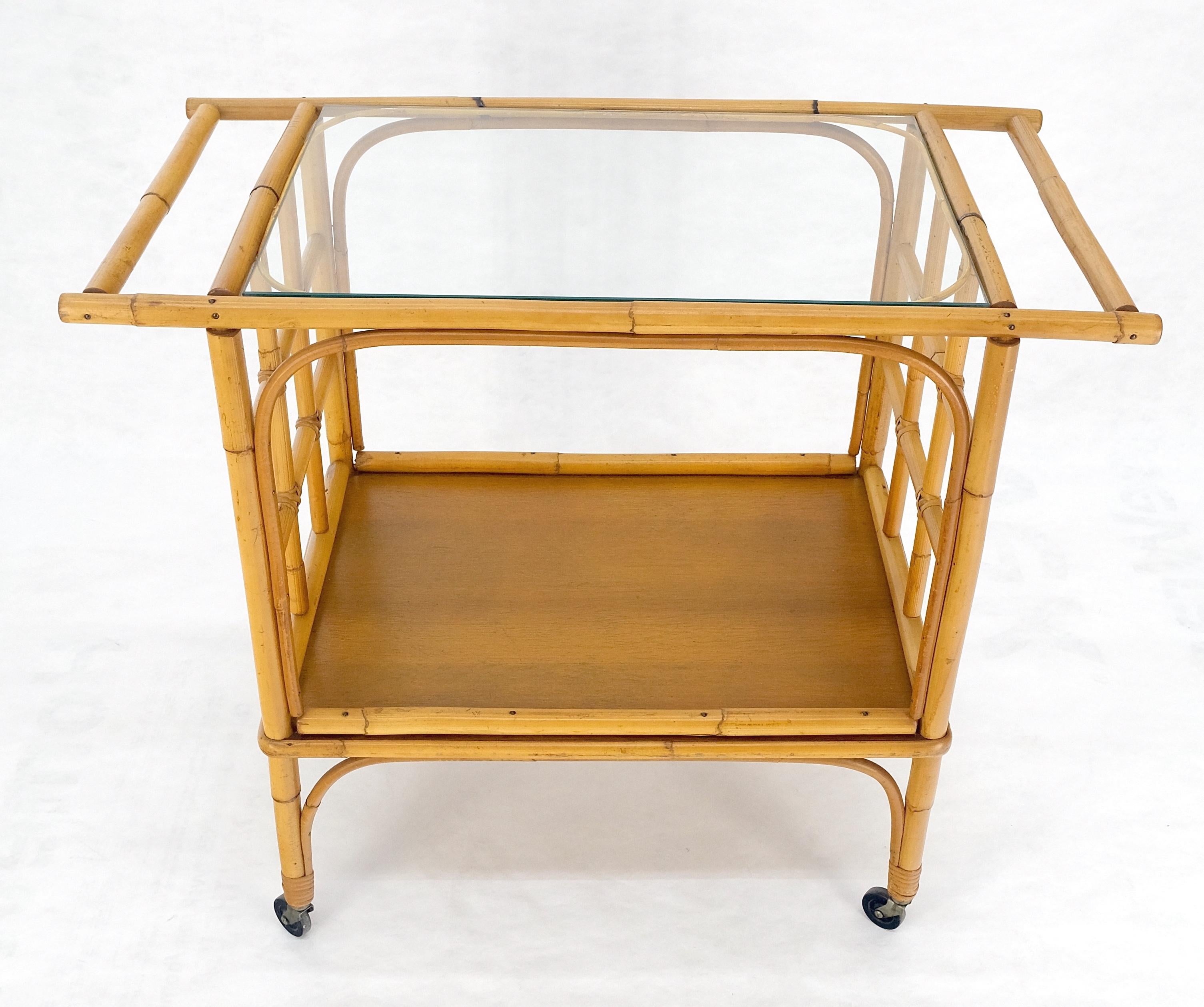 Américain Fine Bamboo c1970s 2 Tier glass Top Serving Bar Cart on Wheels Mid Century MINT! en vente