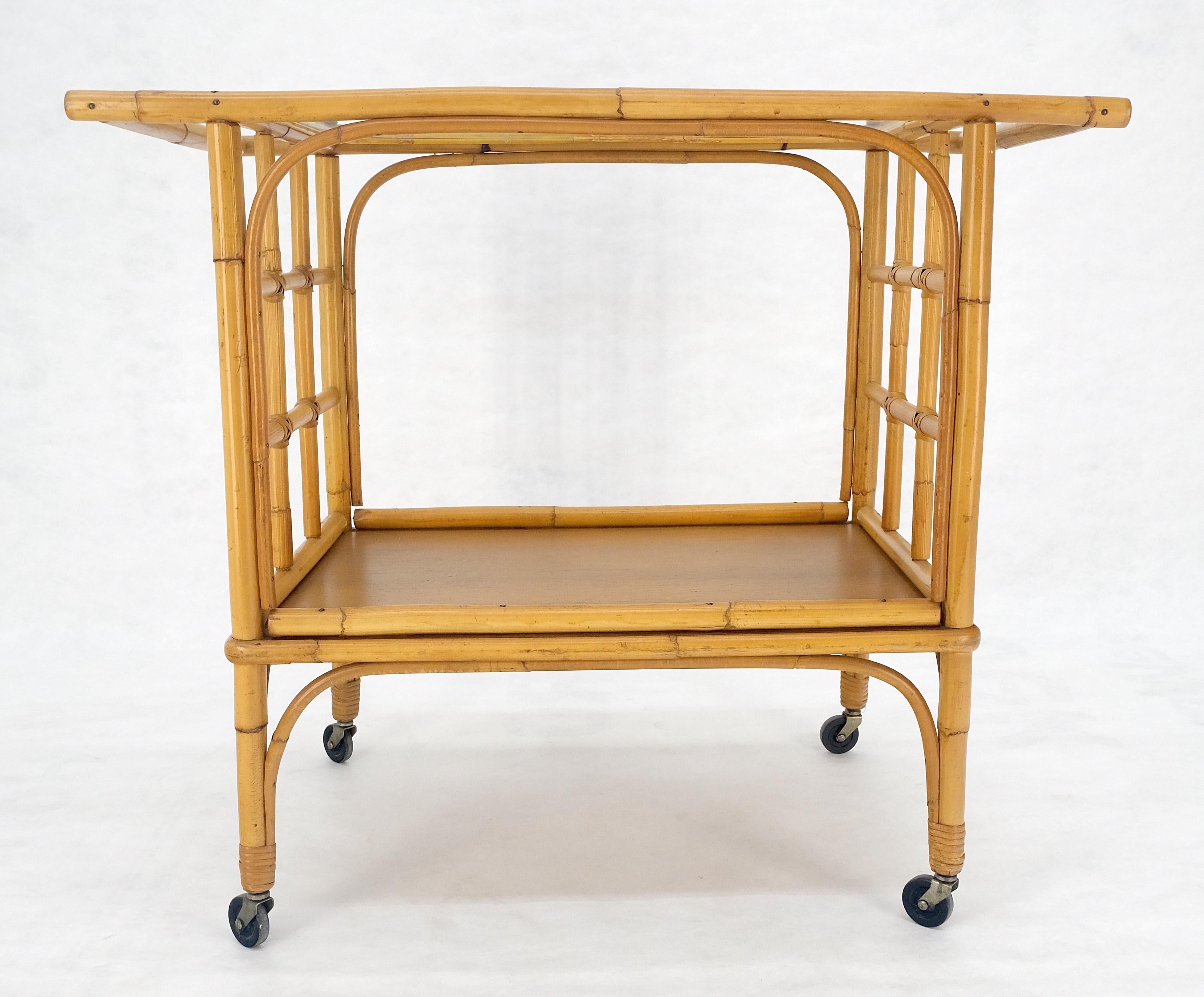 Fine Bamboo c1970s 2 Tier glass Top Serving Bar Cart on Wheels Mid Century MINT! Bon état - En vente à Rockaway, NJ