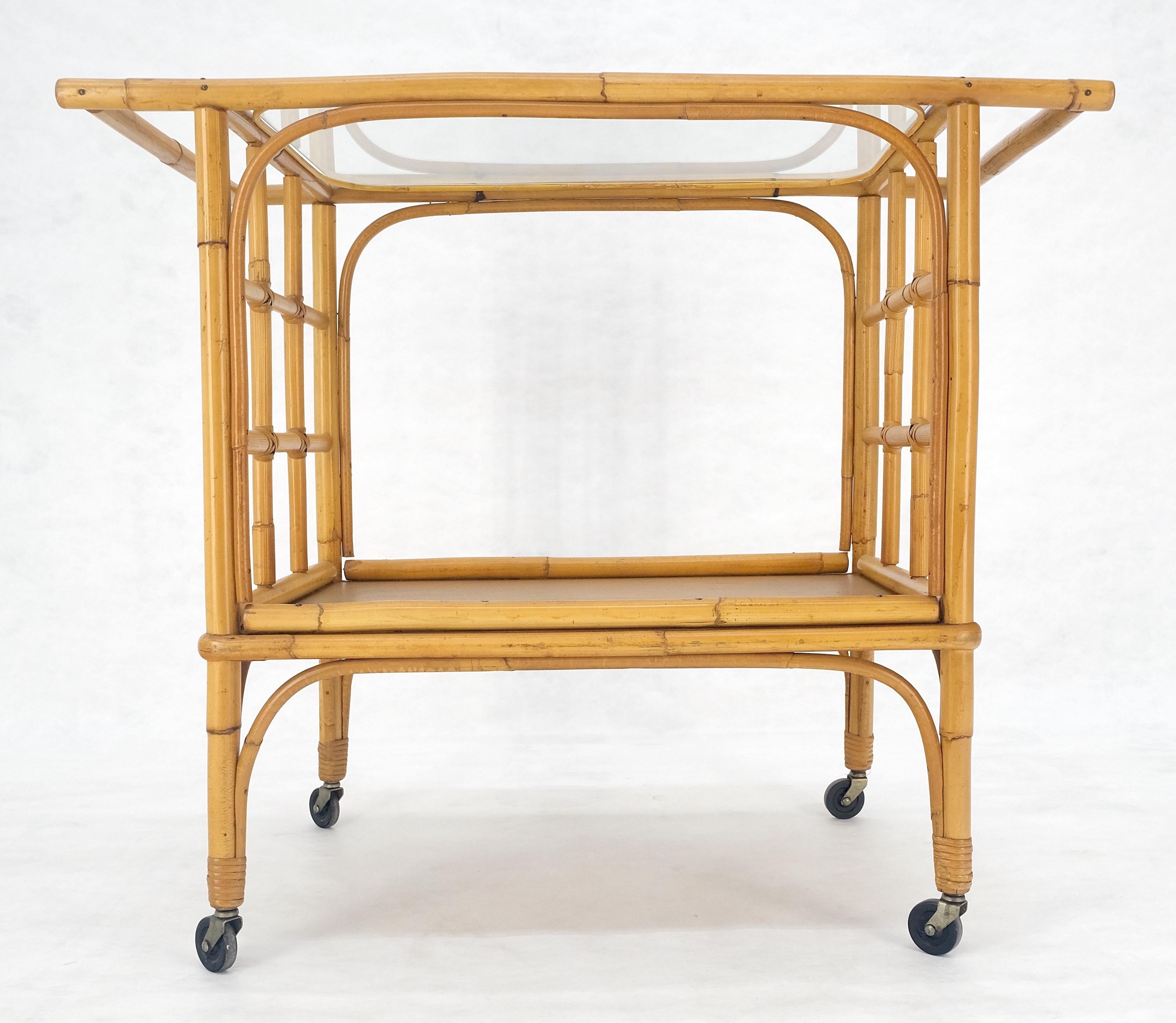 20ième siècle Fine Bamboo c1970s 2 Tier glass Top Serving Bar Cart on Wheels Mid Century MINT! en vente