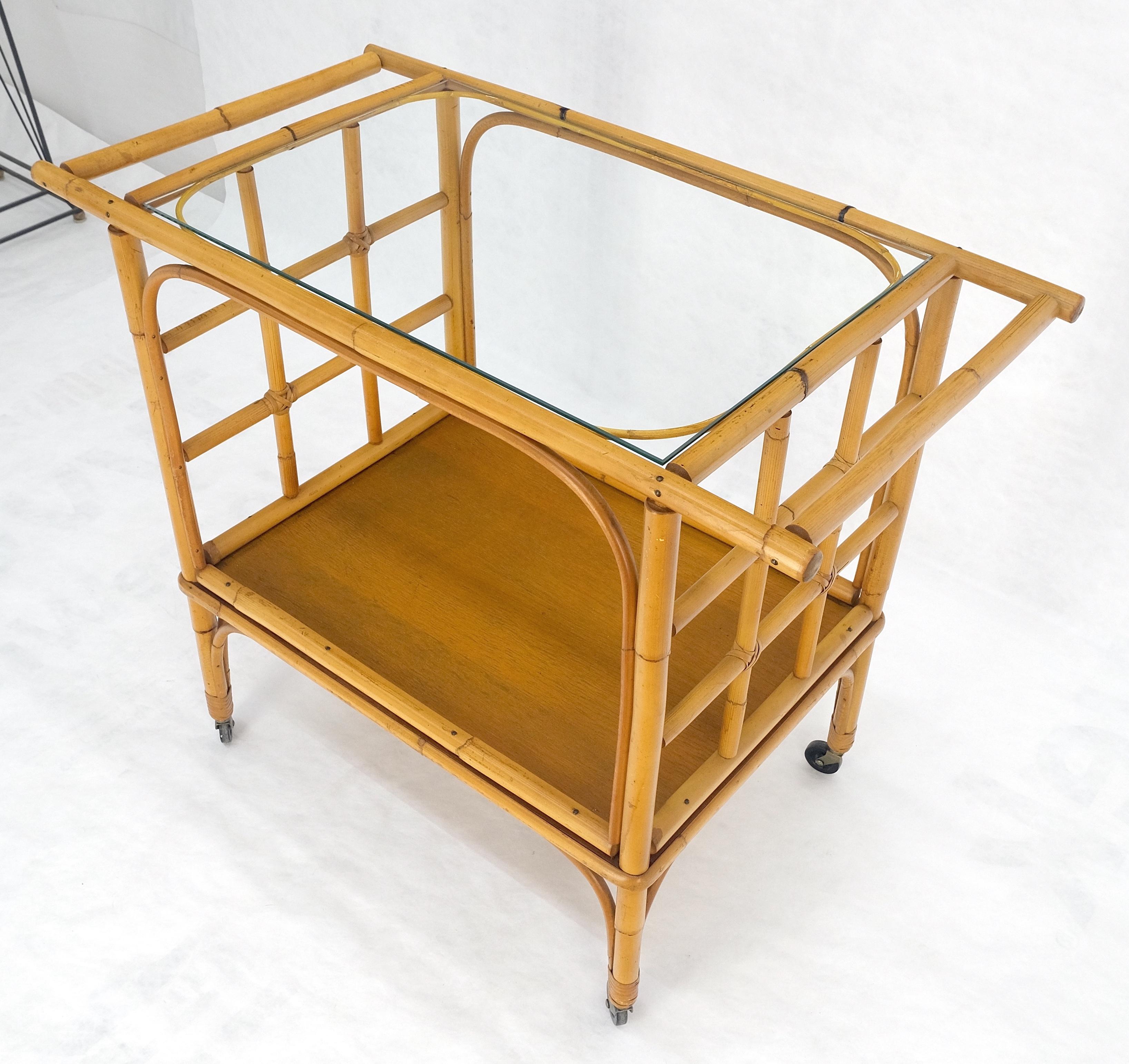 Fine Bamboo c1970s 2 Tier glass Top Serving Bar Cart on Wheels Mid Century MINT! en vente 1