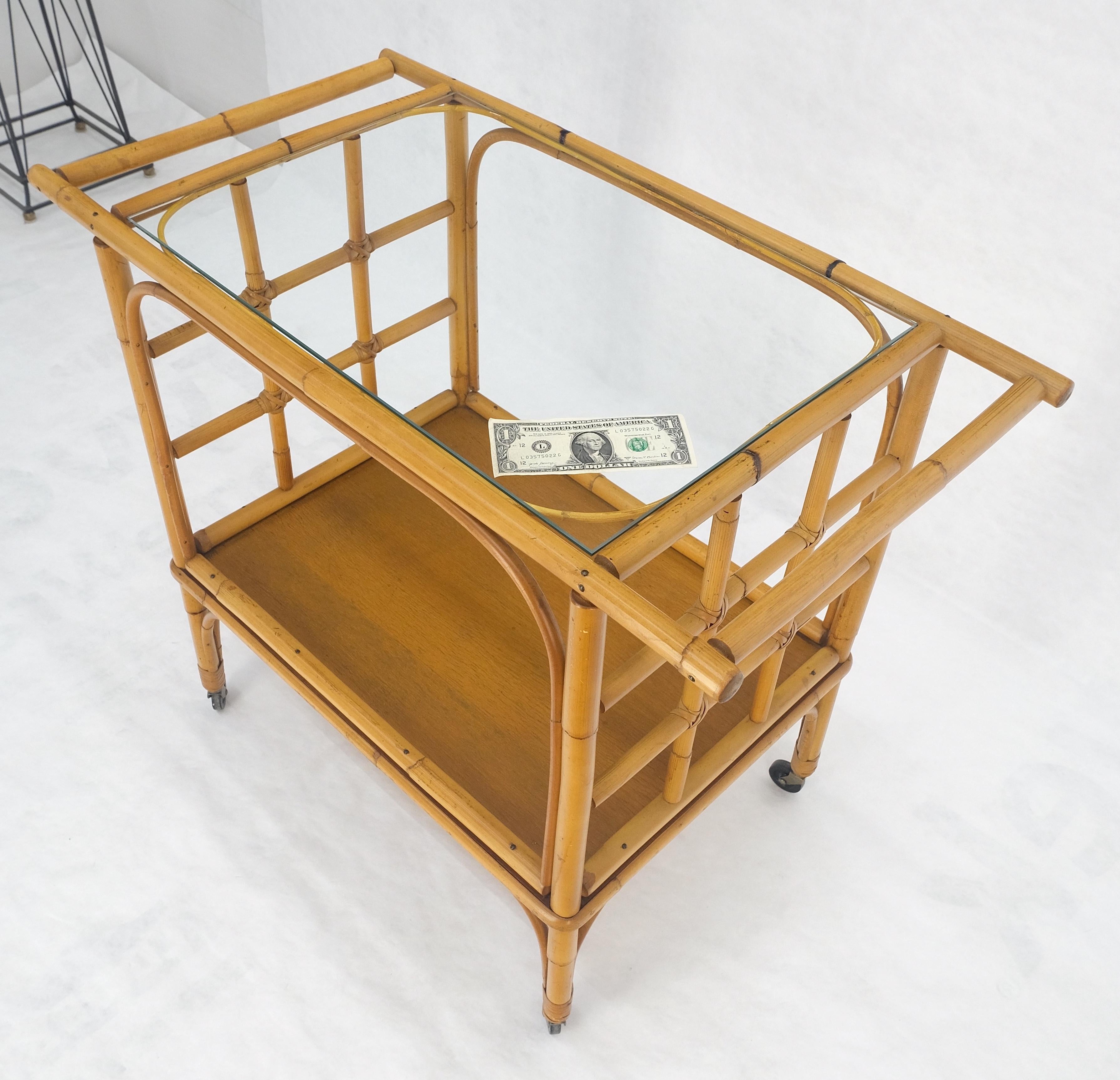 Fine Bamboo c1970s 2 Tier glass Top Serving Bar Cart on Wheels Mid Century MINT! en vente 2