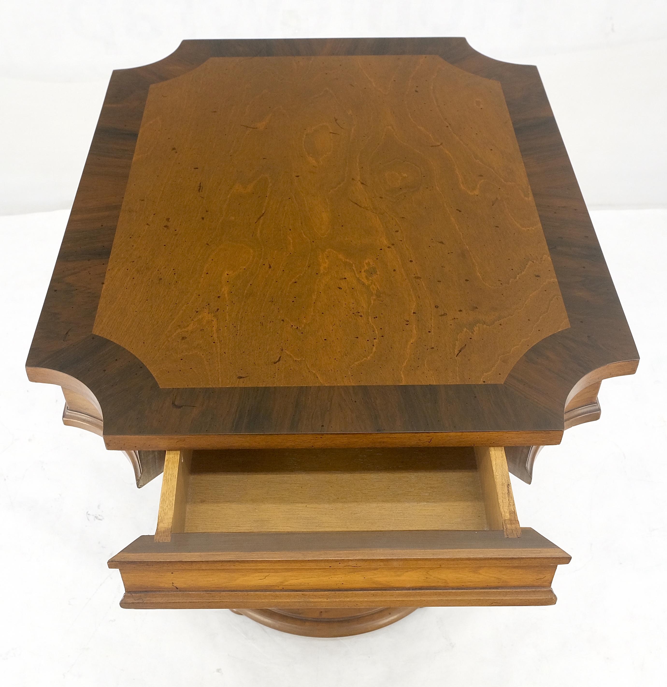 Fine Banded Top One Drawer Single Carved Pedestal Night Stand End Lamp Table Excellent état - En vente à Rockaway, NJ