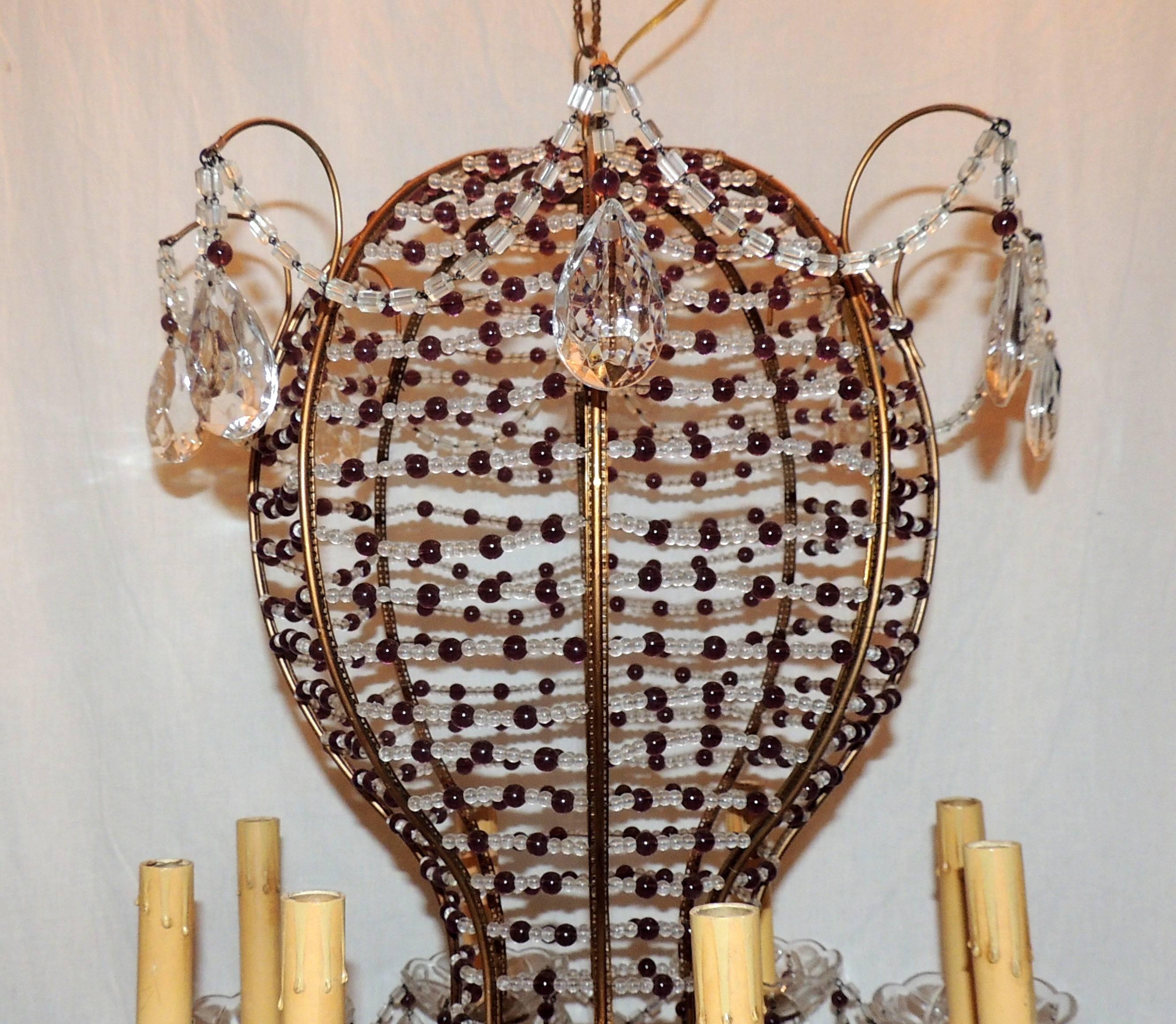 Un lustre italien en forme de montgolfière en cristal améthyste pourpre et clair, finement perlé, avec huit lumières.