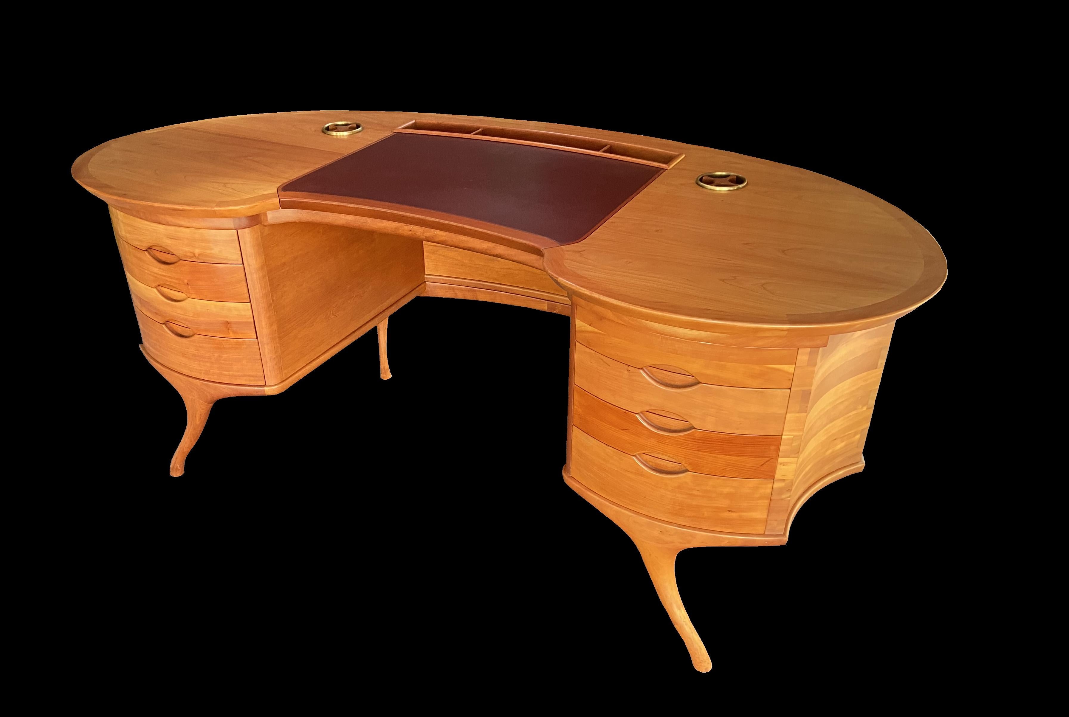 This desk is an amazing piece of Italian design.The quality of the piece and the crazy cabinetmaking make it one very rare item!
It has fopur drawers either side of the knee hole, and each bank of four can be locked by turning the brass cross