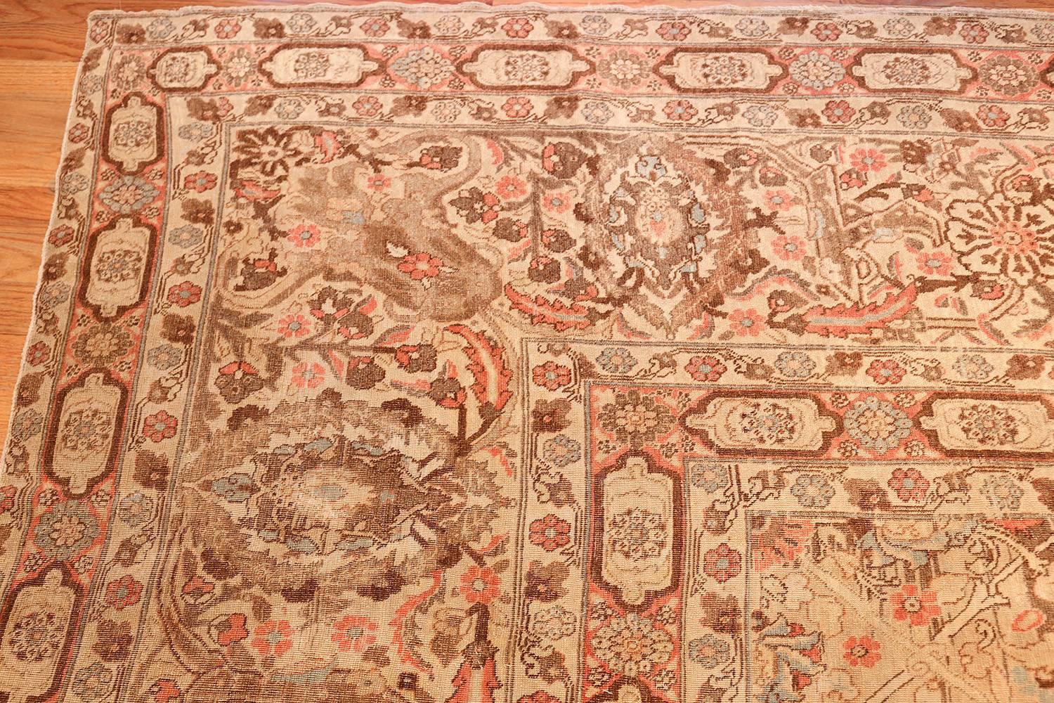 Antique Palace Size Tabriz Carpet, Country of Origin / Rug Type : Tapis persans, Circa date : 1900. Taille : 18 ft x 25 ft (5,49 m x 7,62 m)

Les pétales et les fougères qui s'écoulent créent un mouvement dans ce tapis Tabriz détaillé et
