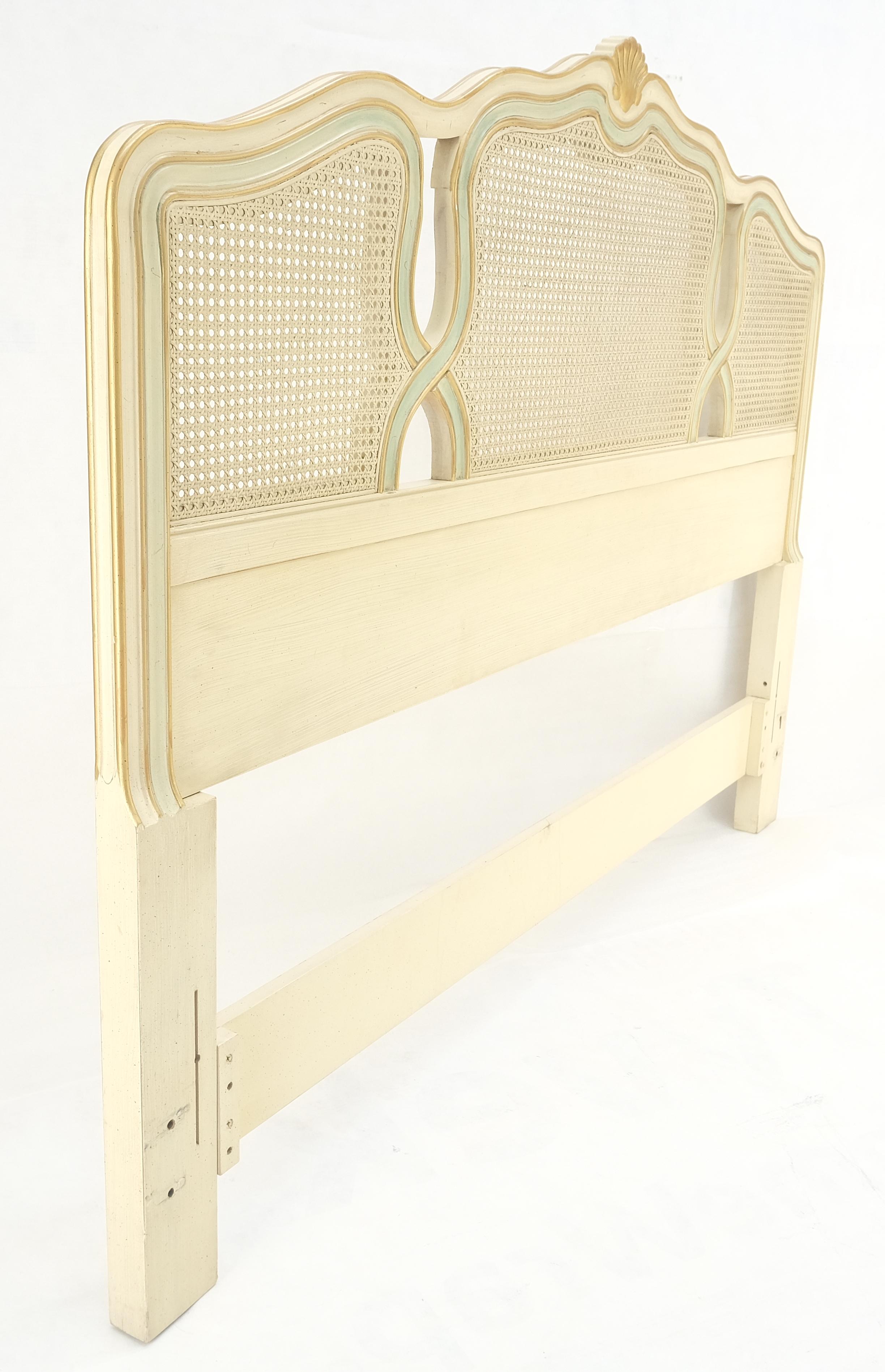 Cabecero de Cama Reina con Fino Tallado de Festón en Dorado Azul Beige en Bueno estado para la venta en Rockaway, NJ