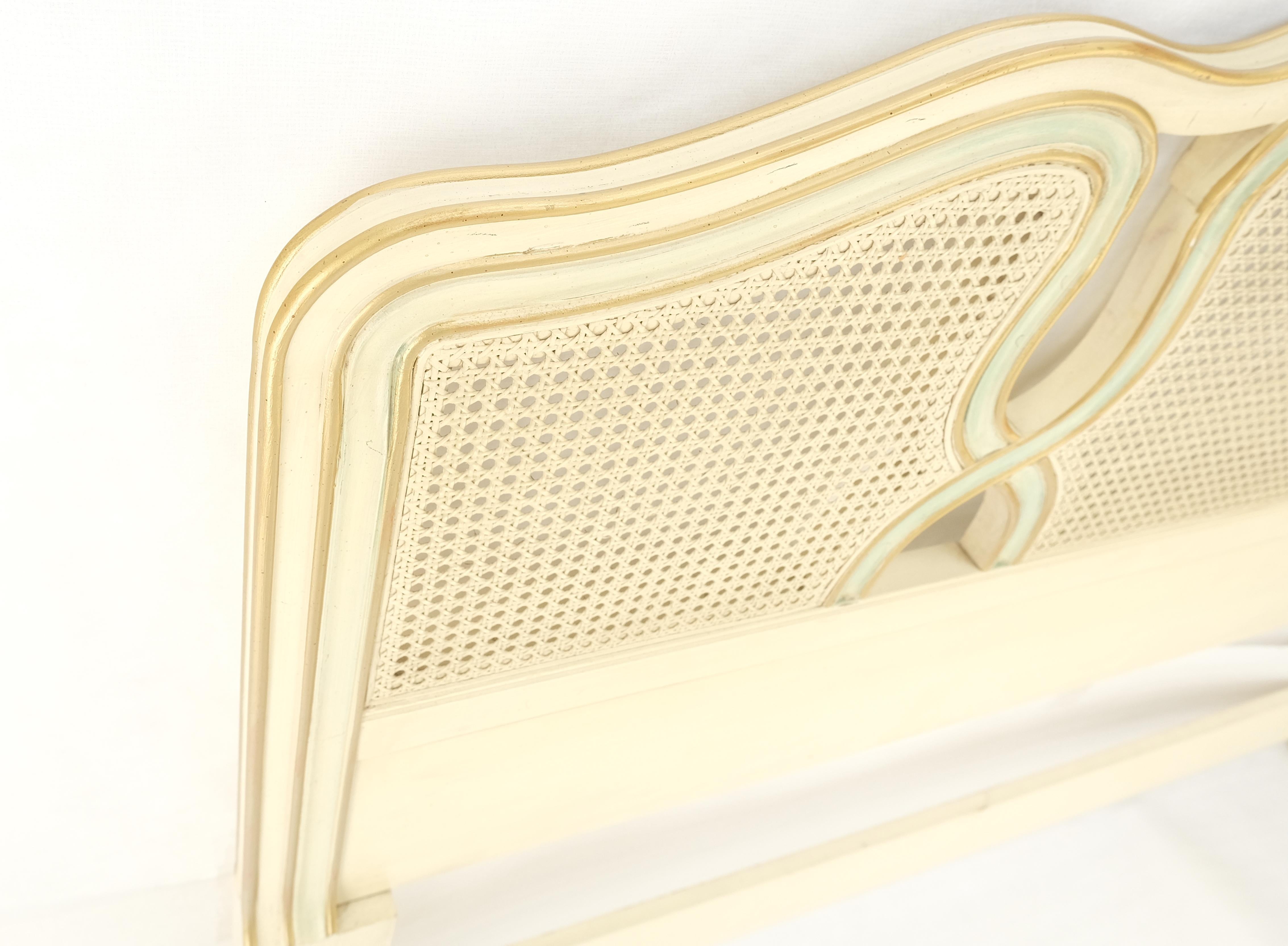Cabecero de Cama Reina con Fino Tallado de Festón en Dorado Azul Beige siglo XX en venta