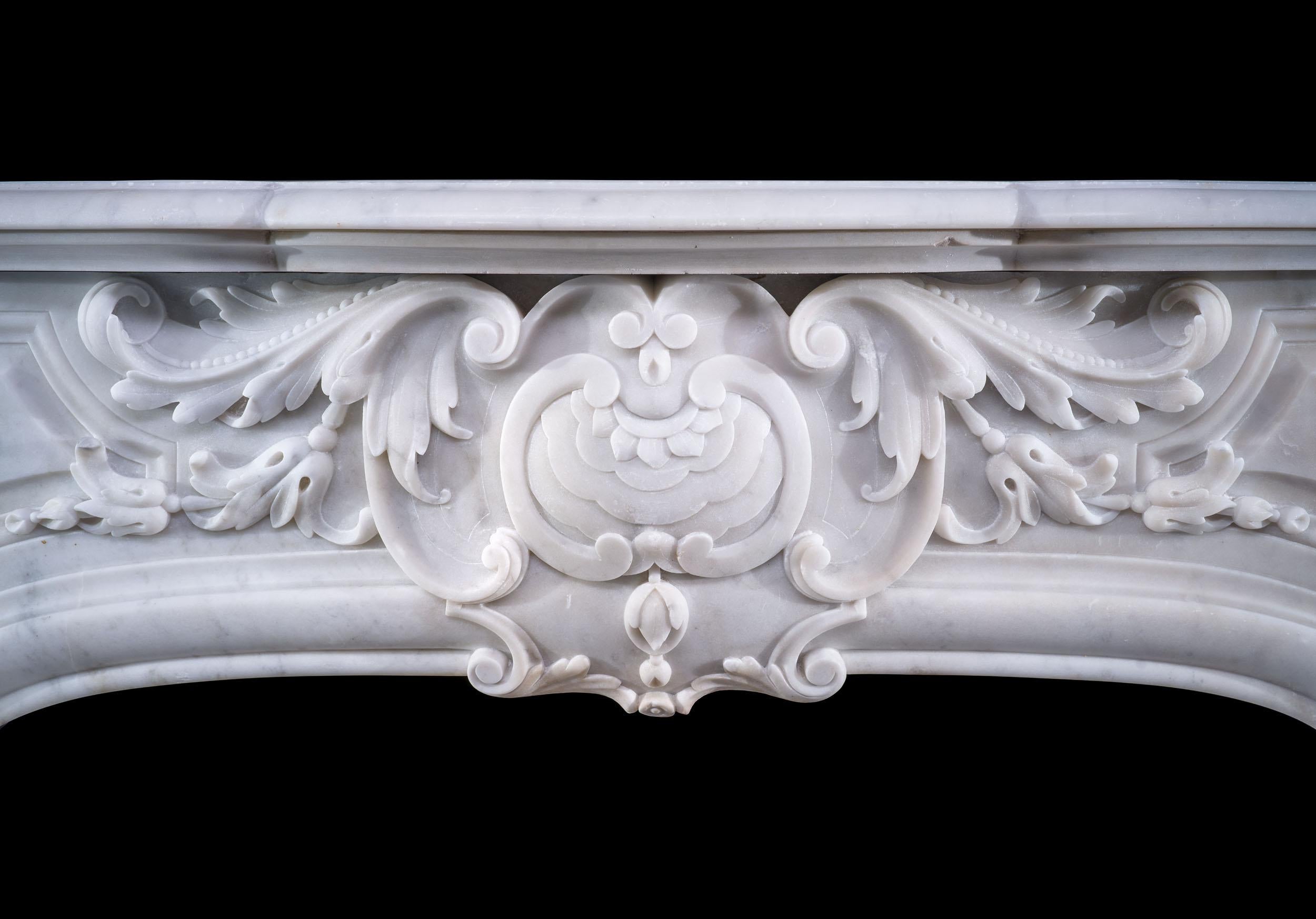 Fine Belgian Fireplace in Carrara Marble In Good Condition For Sale In London, GB