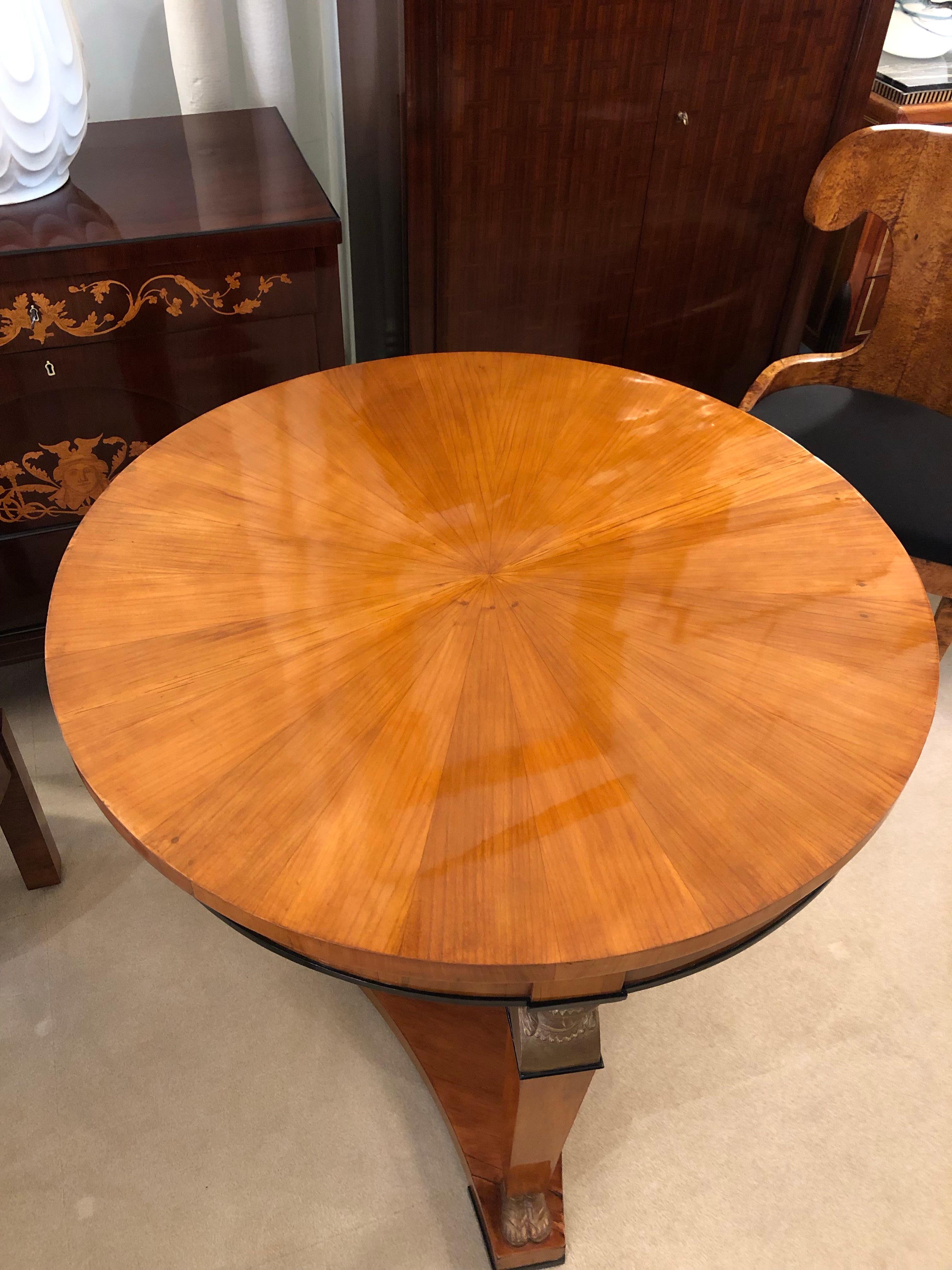Fine Biedermeier Center Table In Good Condition For Sale In New York, NY