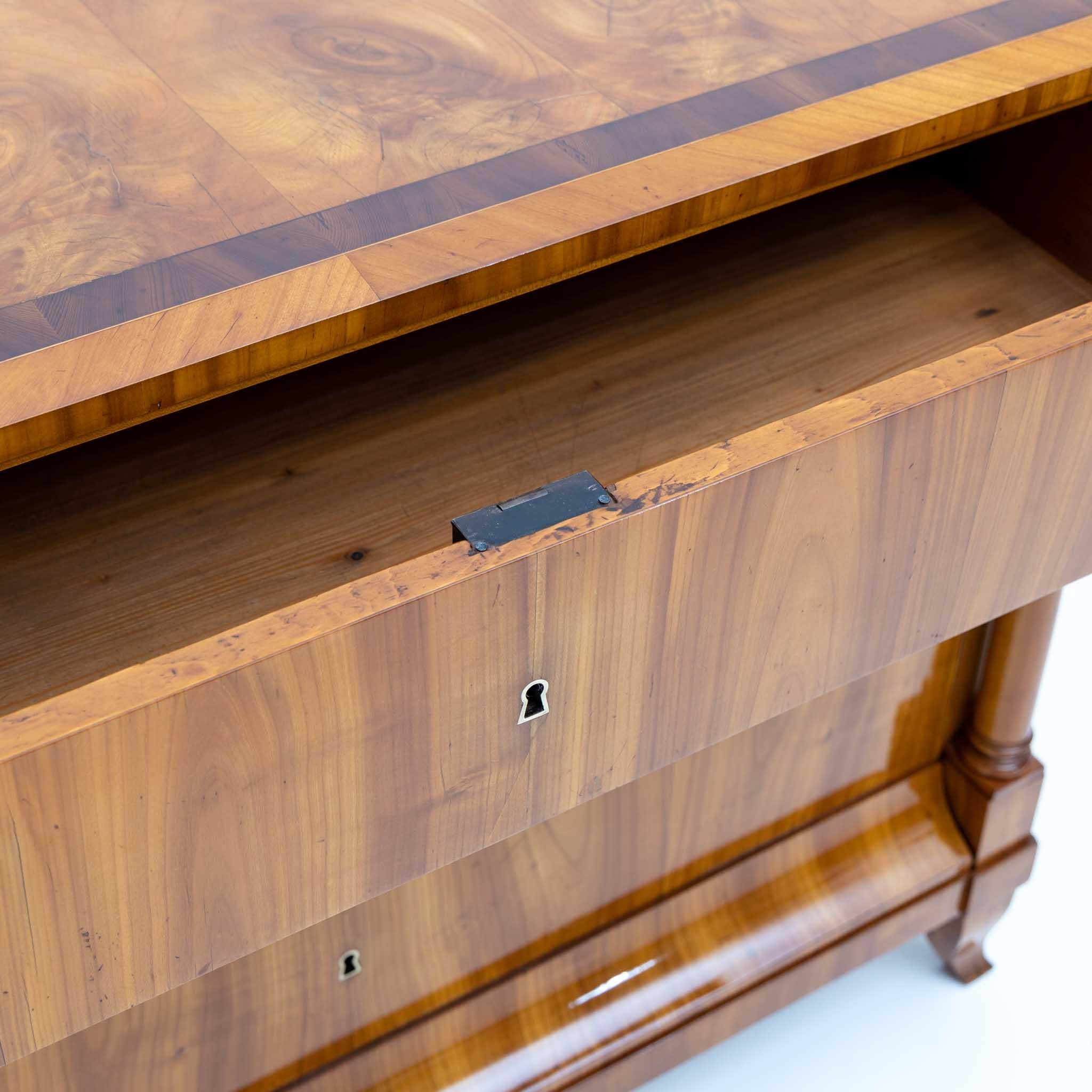 Fine Biedermeier Chest of Three Drawers In Good Condition For Sale In New York, NY