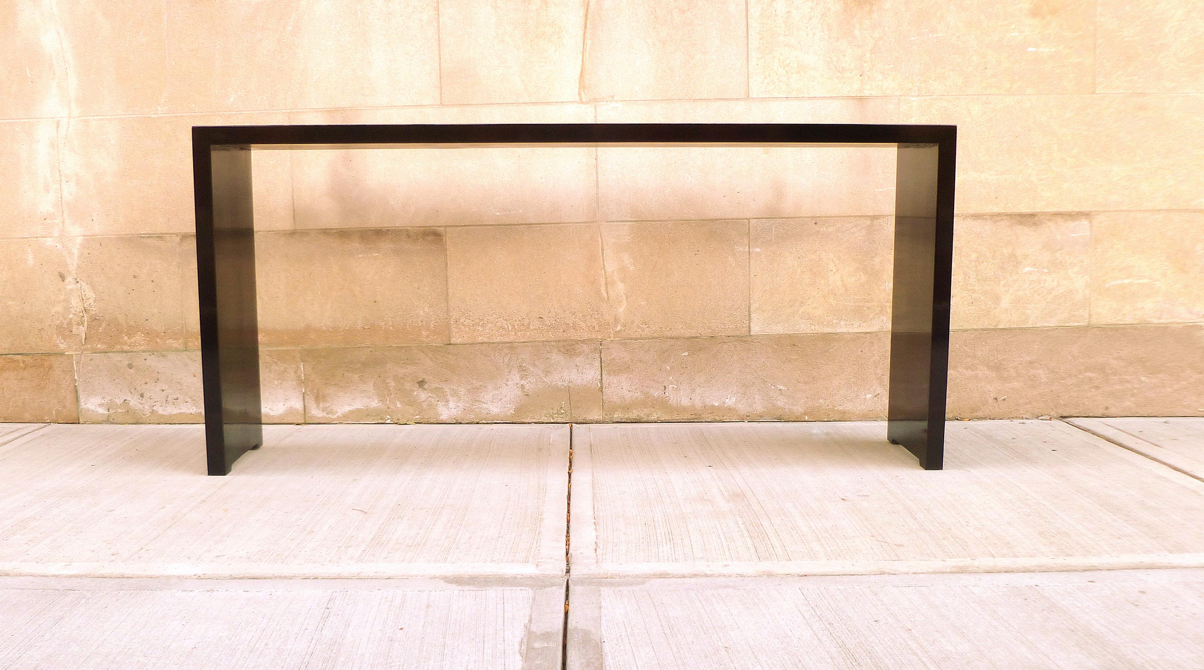 Table console simple en laque noire avec pieds en cascade, couleur et lignes élégantes. Nous proposons des meubles de qualité aux finitions élégantes, qui ont été publiés à plusieurs reprises dans les magazines 