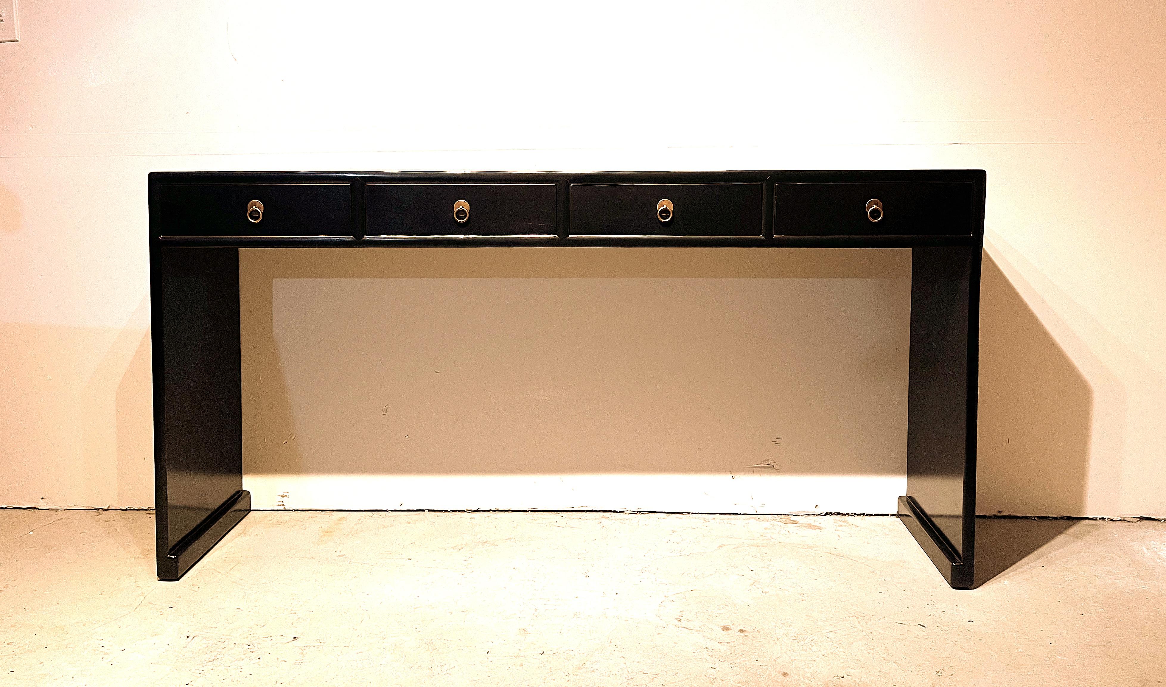 Consola fina lacada en negro con cuatro cajones, patas en cascada, herraje de latón, forma elegante y sencilla, bellas líneas. Llevamos muebles de fina calidad con acabados elegantes y ha aparecido muchas veces en las revistas 