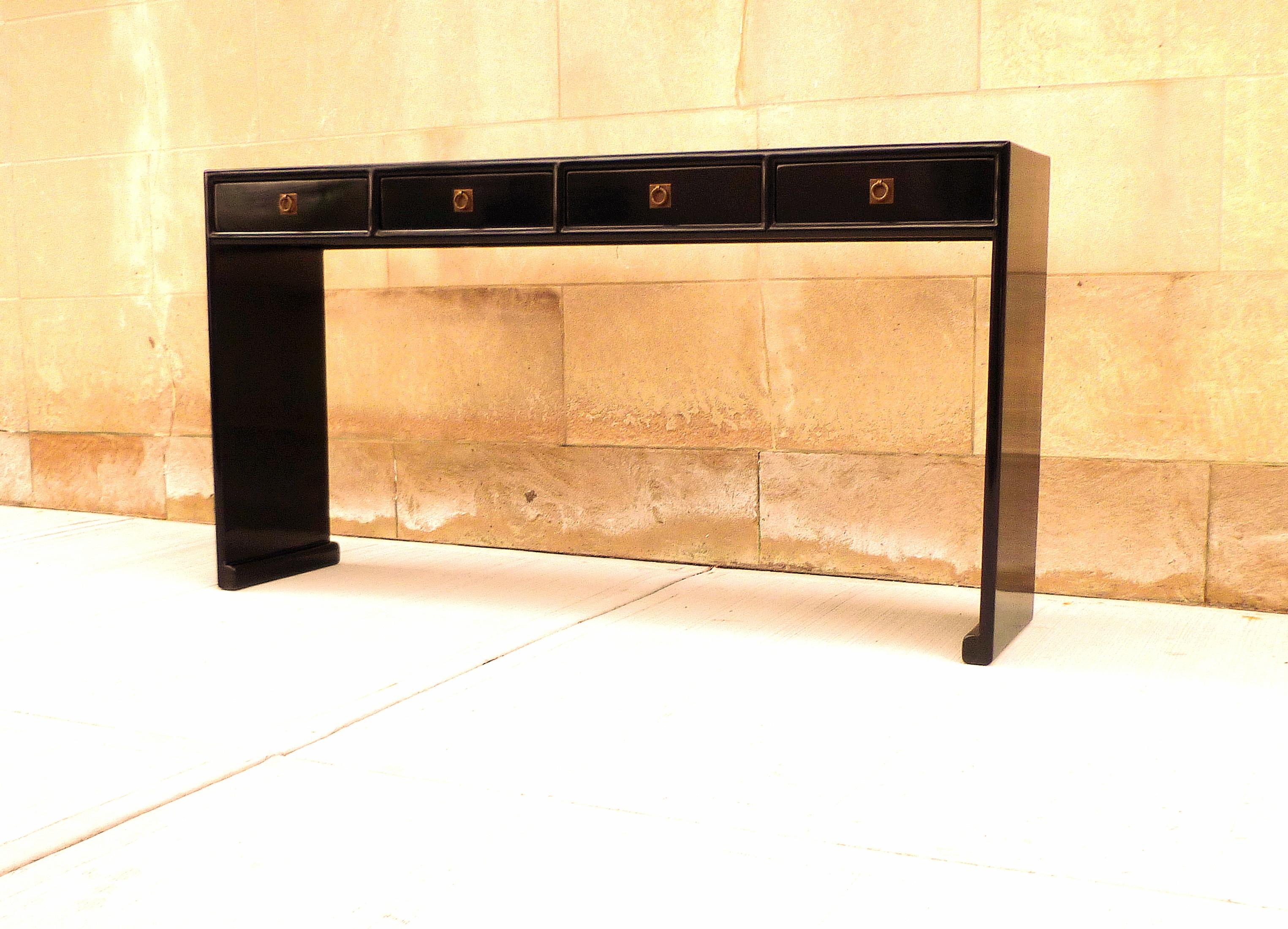 Chinois Table console en laque noire en vente