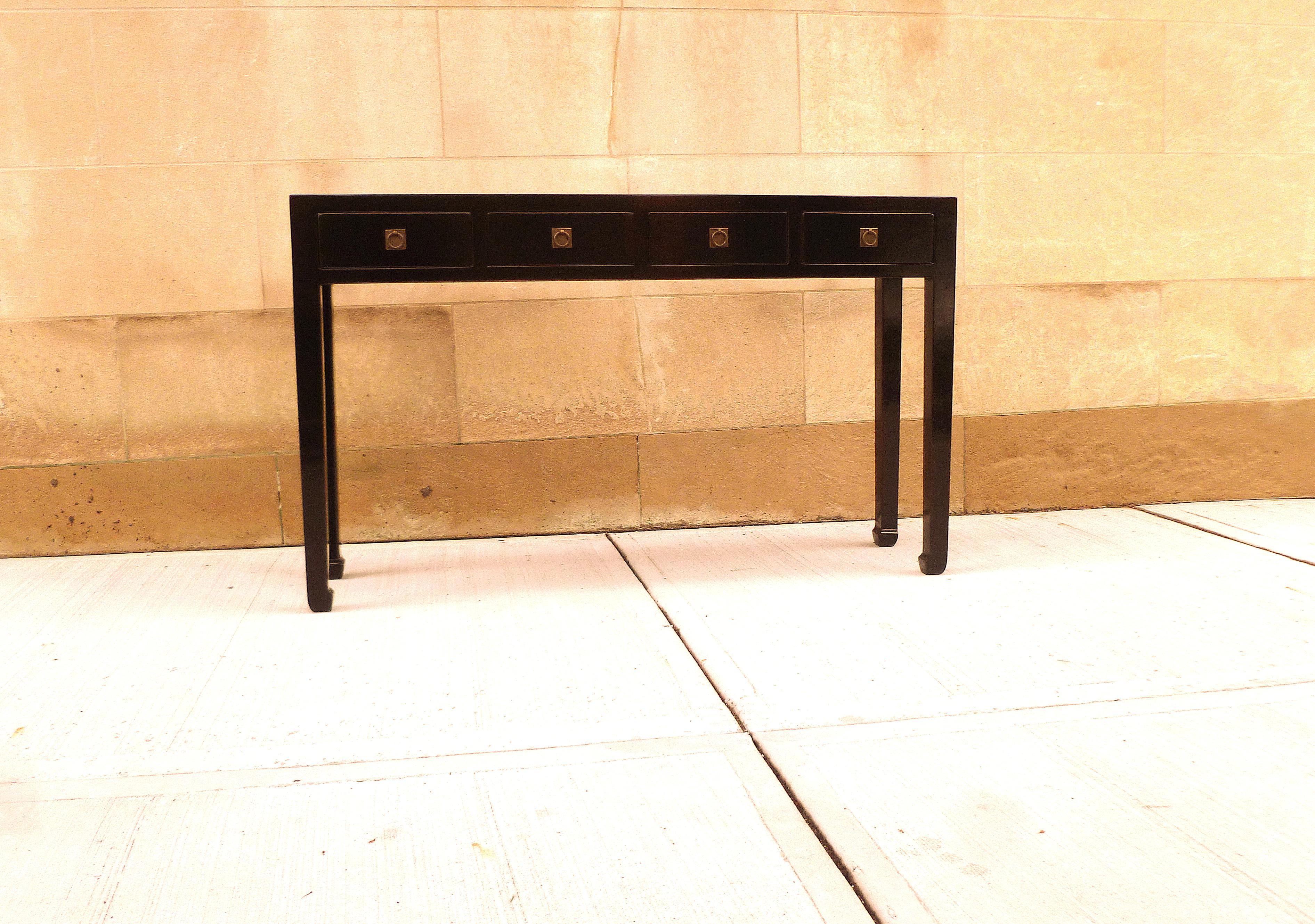 Fine Black Lacquer Console Table im Zustand „Hervorragend“ in Greenwich, CT