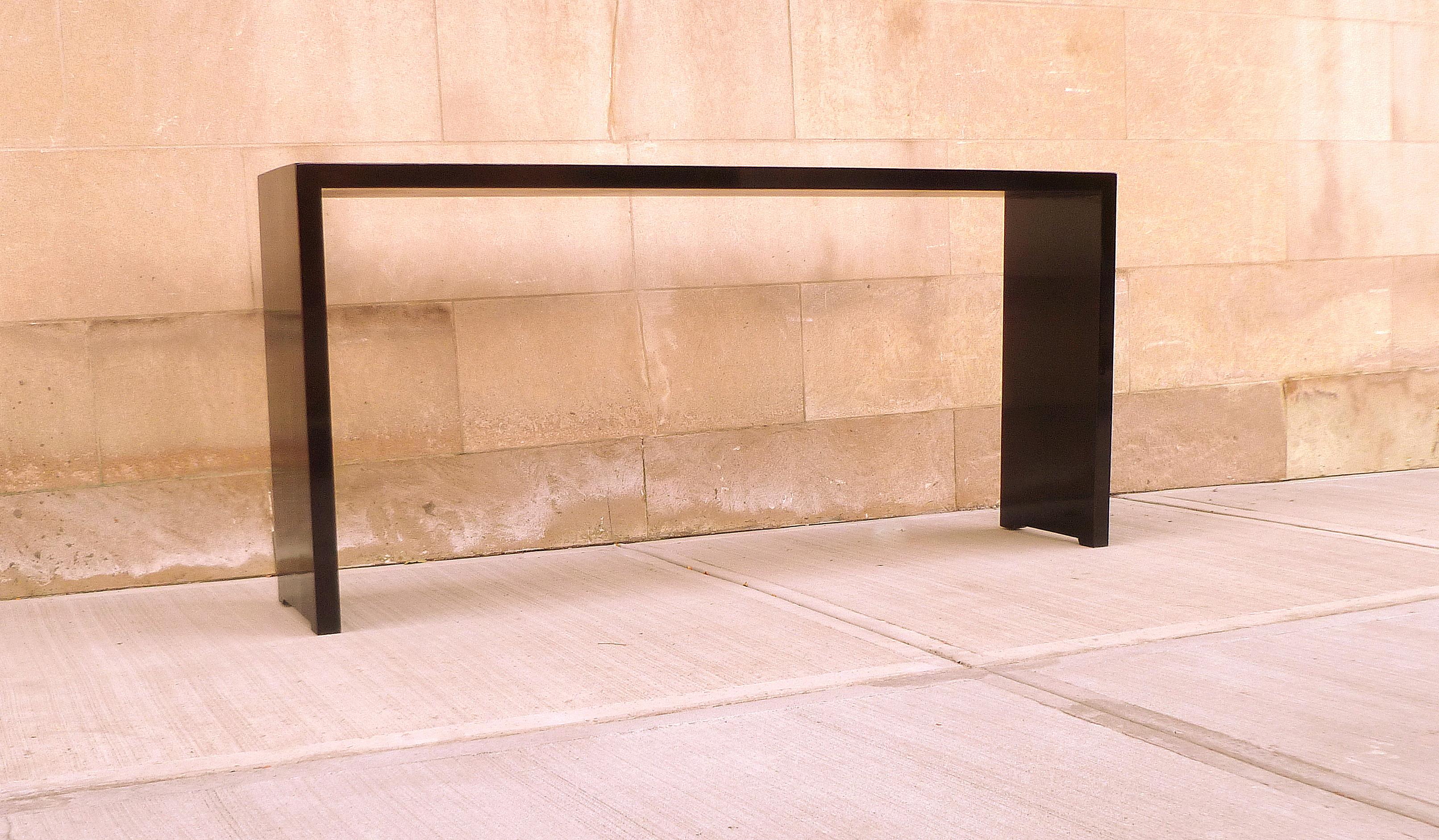 Table console en laque noire raffinée Excellent état - En vente à Greenwich, CT