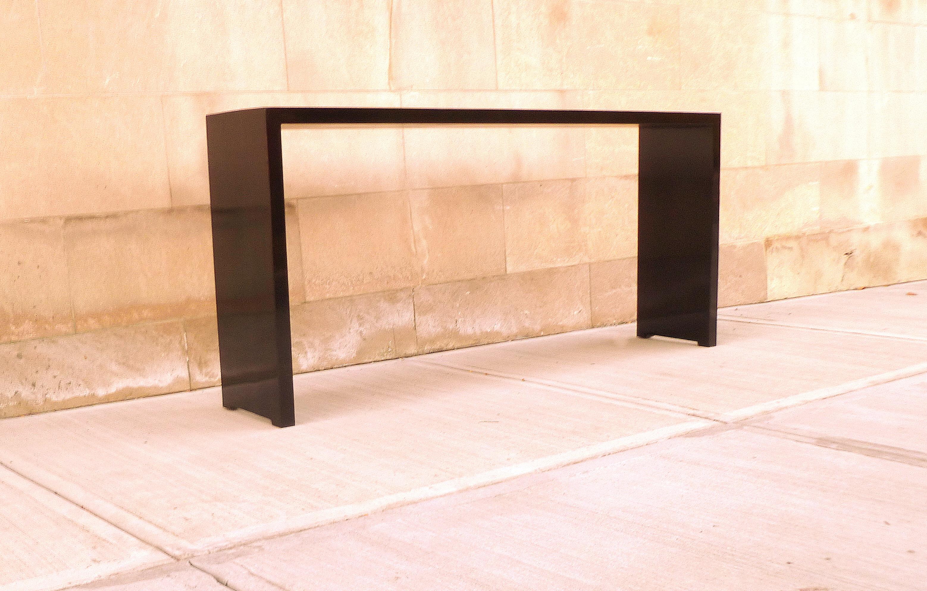 20ième siècle Table console en laque noire raffinée en vente