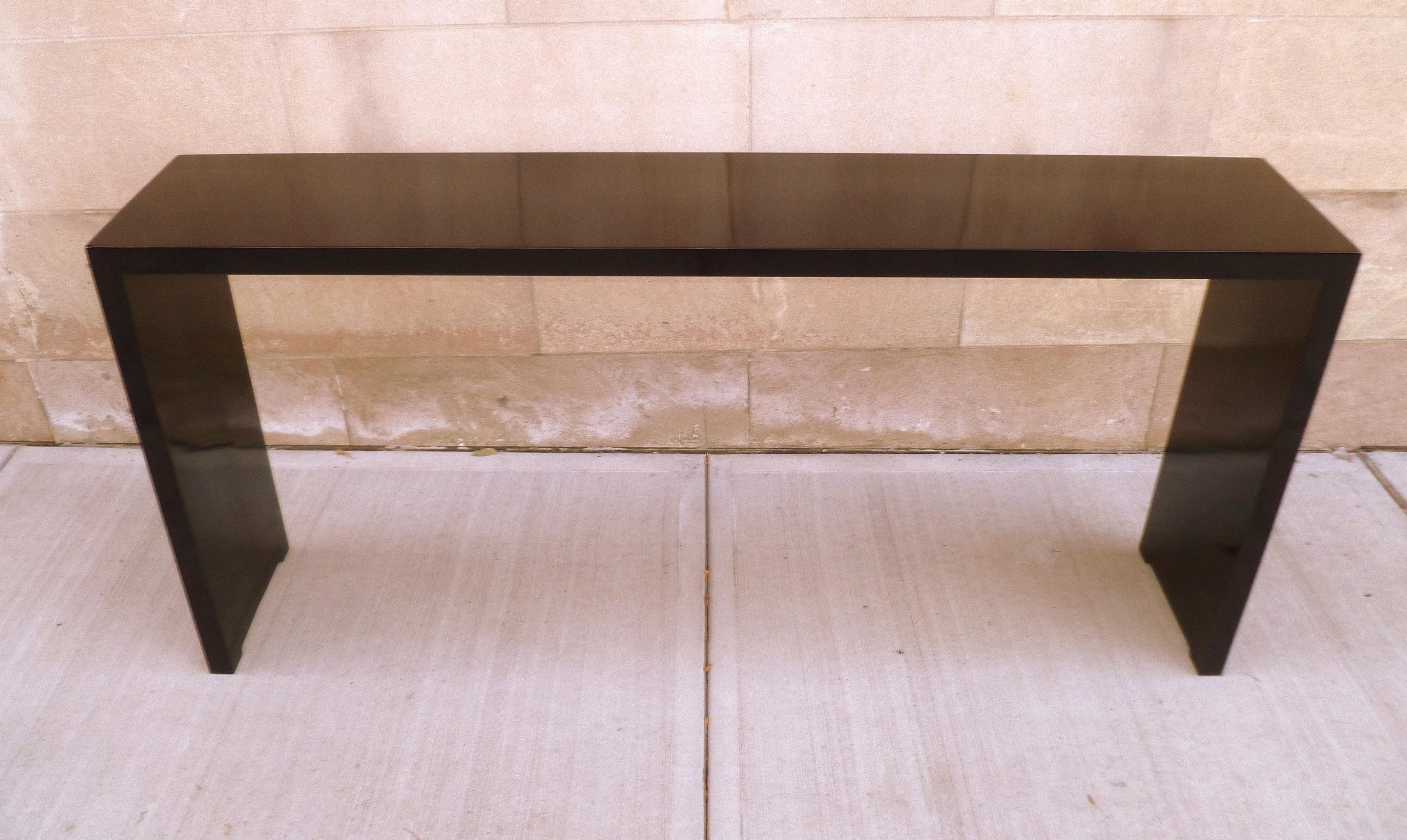 Ormeau Table console en laque noire raffinée en vente