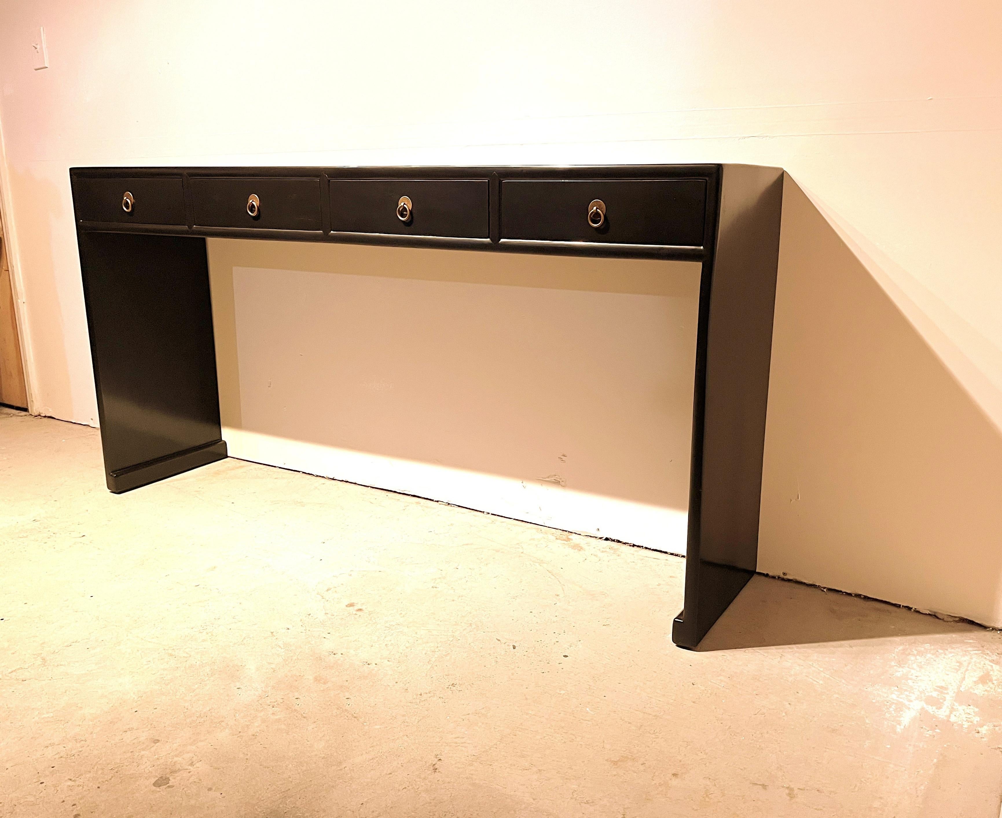 Mesa consola de laca negra fina en venta 1