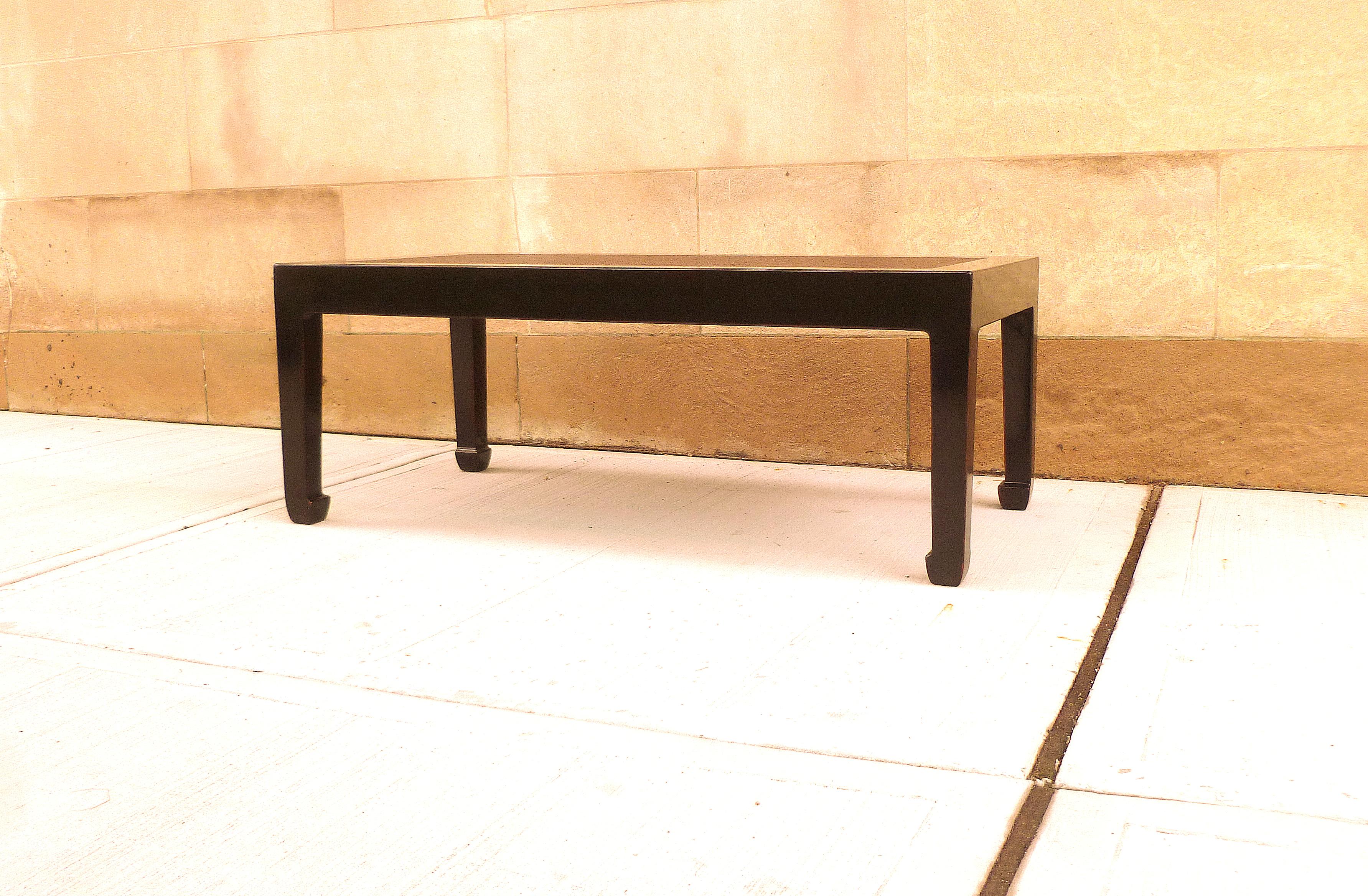 Fine Black Lacquer Low Table with Canned Top In Excellent Condition In Greenwich, CT