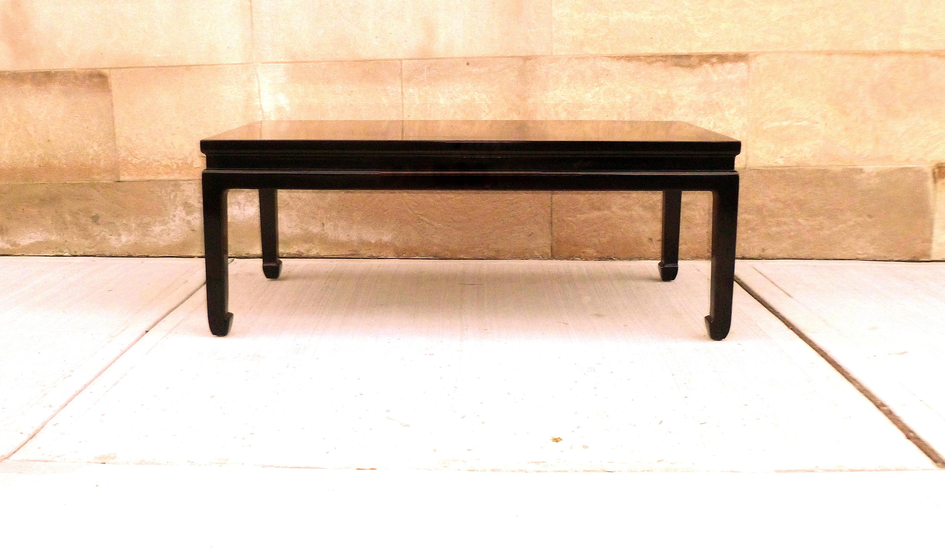 Ein eleganter, schwarz lackierter, rechteckiger, niedriger Tisch mit vergoldeter Landschaftsplatte.
einfache und schöne Form. Wir führen Möbel von feiner Qualität mit elegantem Finish, die bereits mehrfach in der Zeitschrift 