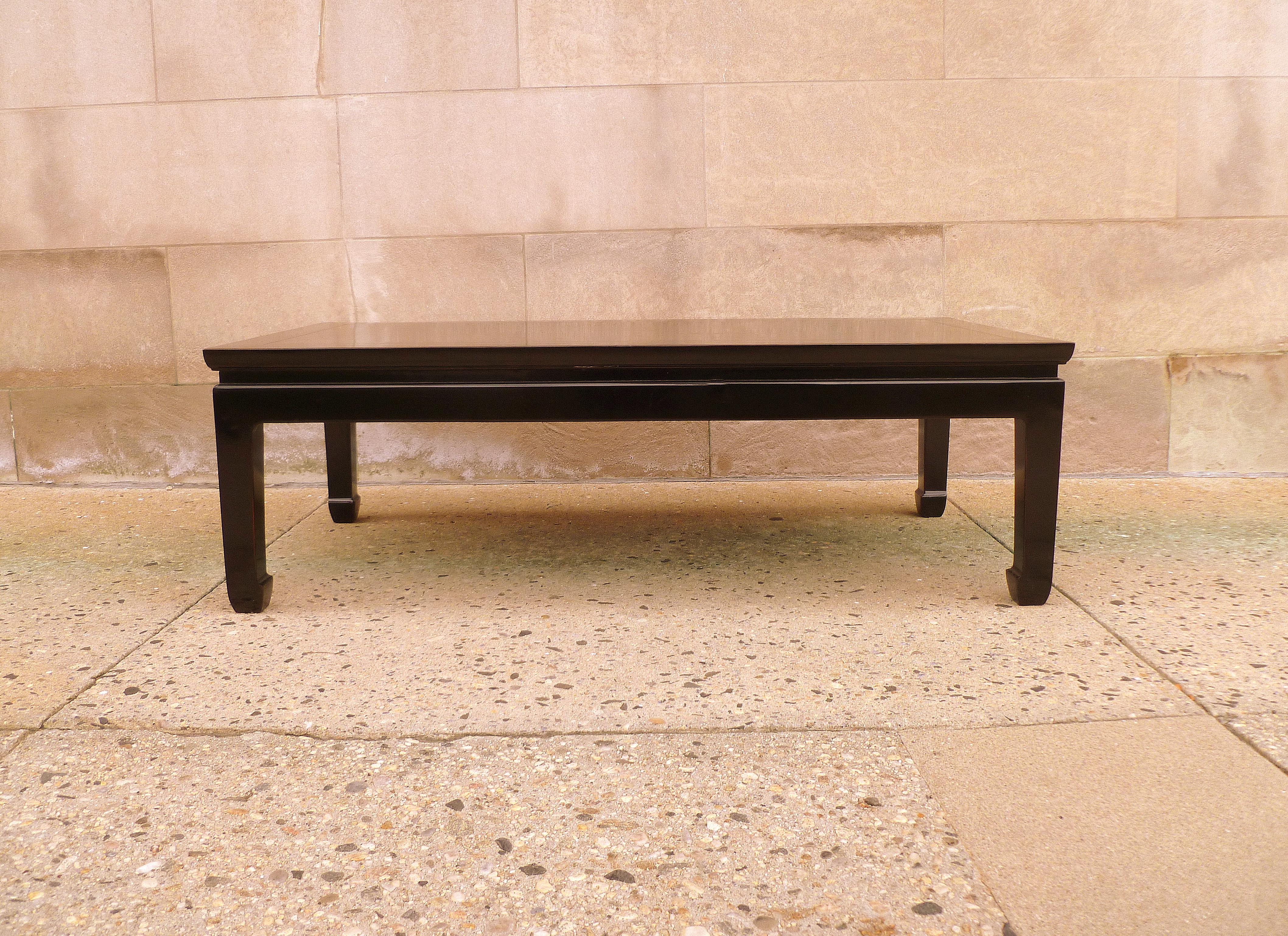 Une élégante table basse rectangulaire en laque noire avec un plateau paysager à motif doré.
forme simple et belle. Nous proposons des meubles de qualité aux finitions élégantes, qui ont été publiés à de nombreuses reprises dans les magazines