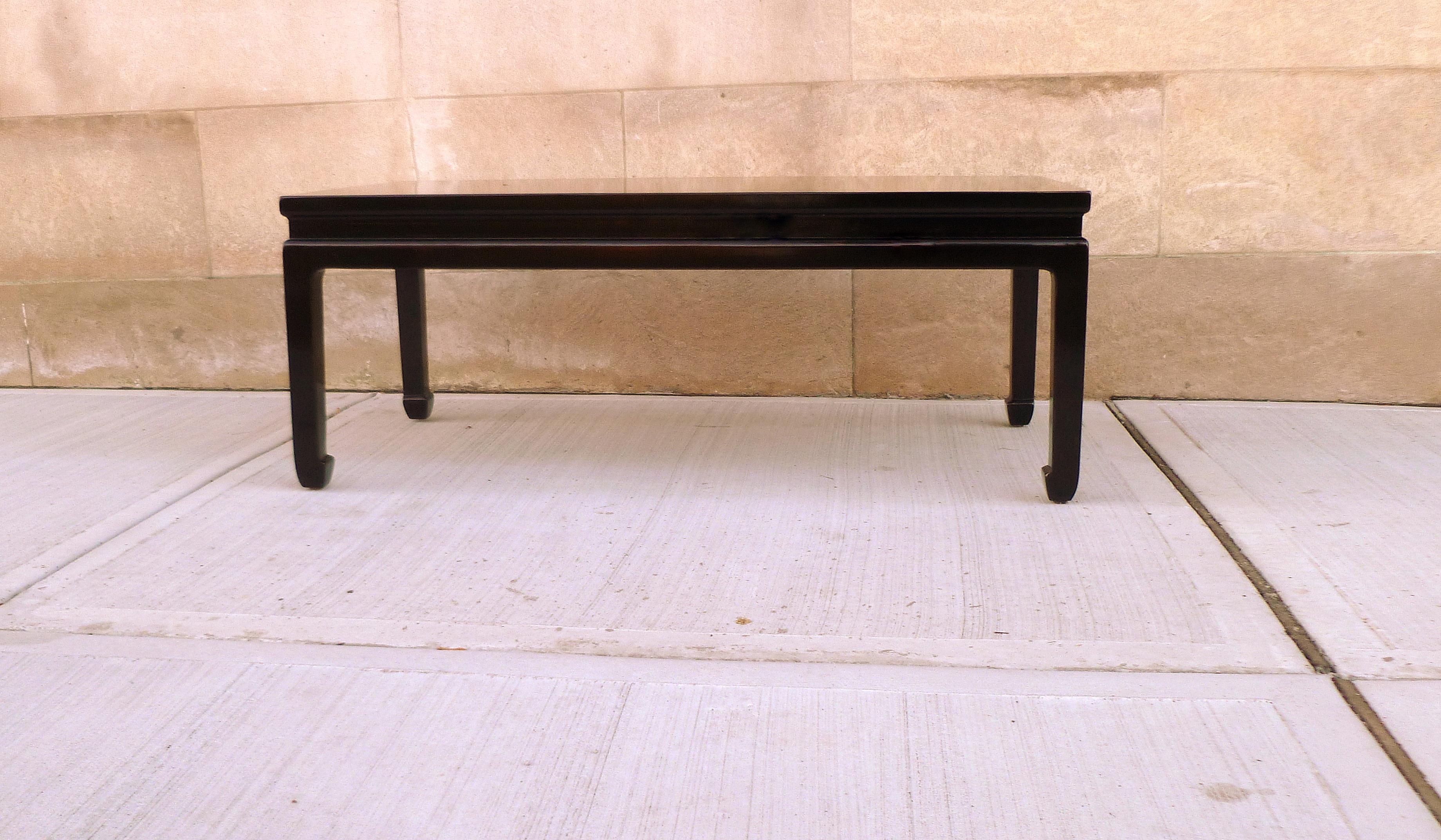Niedriger Tisch aus schwarzem Lack mit vergoldetem Motiv (Chinoiserie) im Angebot
