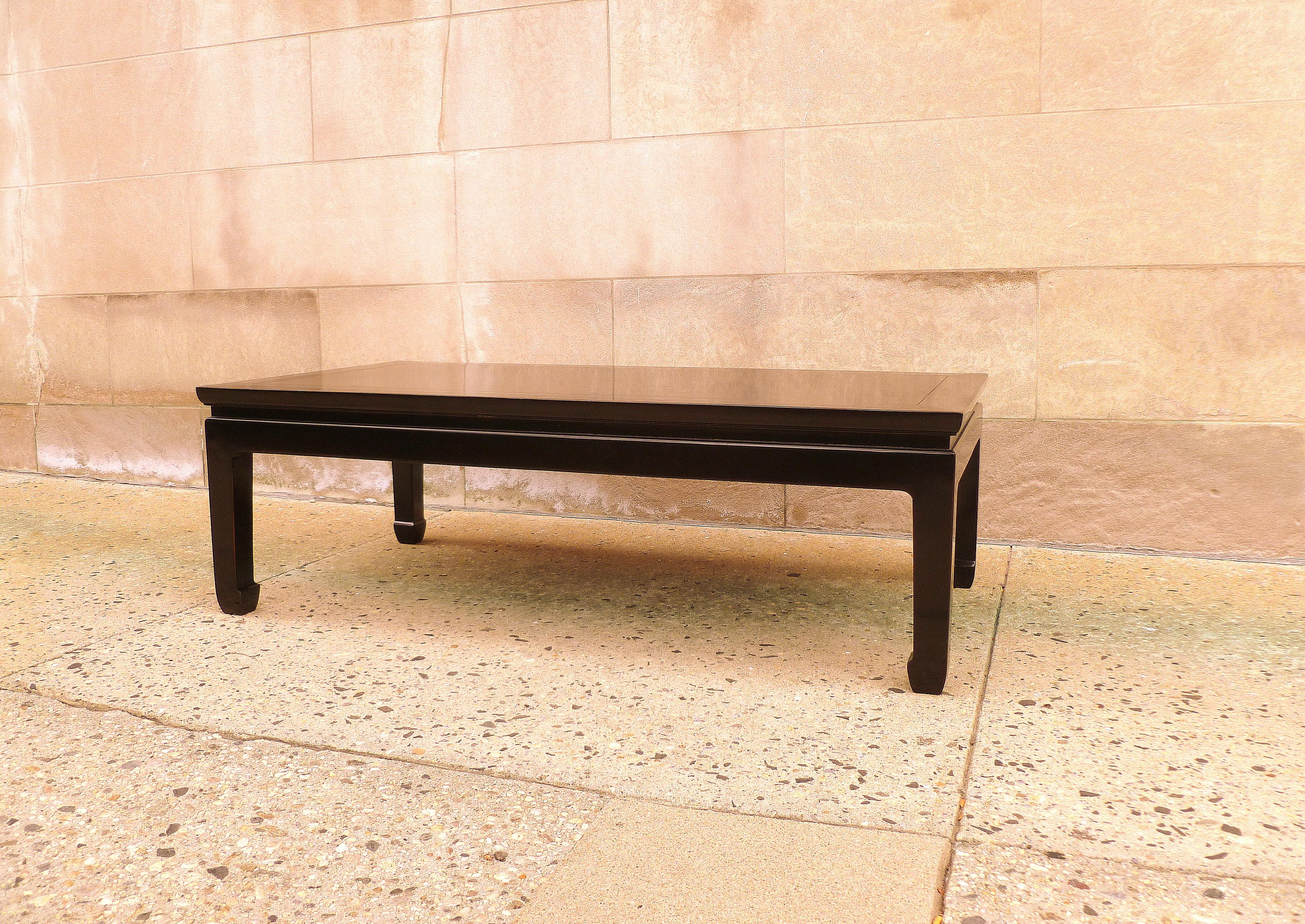 Chinoiseries Table basse en laque noire raffinée avec motif doré en vente