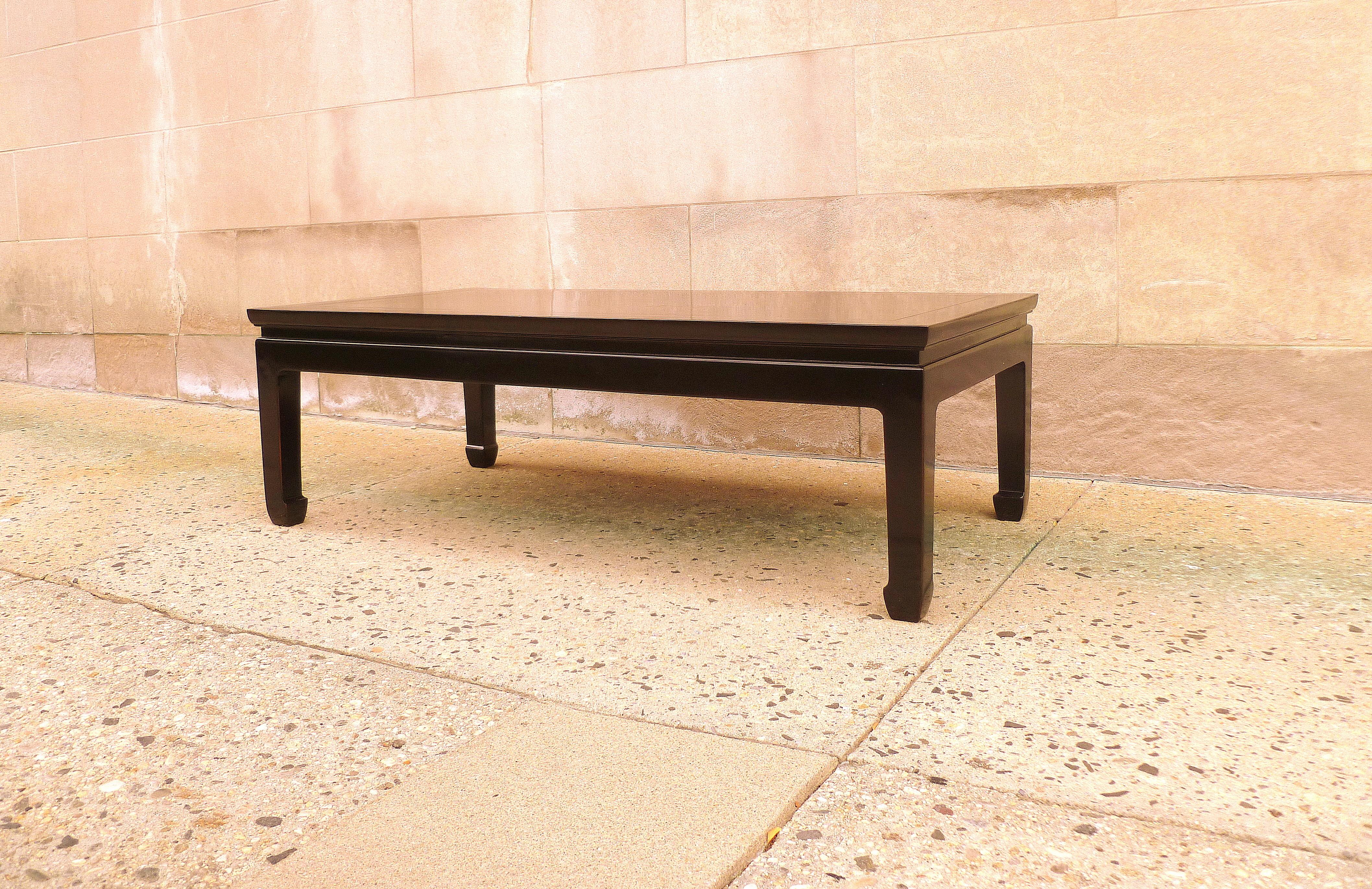 Chinois Table basse en laque noire raffinée avec motif doré en vente